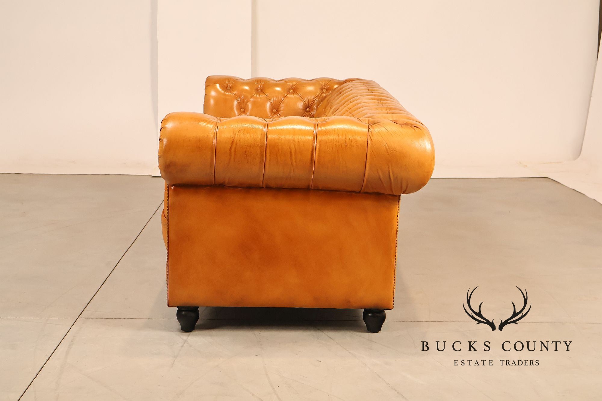 English Traditional Style Leather 'Cheyenne' Chesterfield Sofa