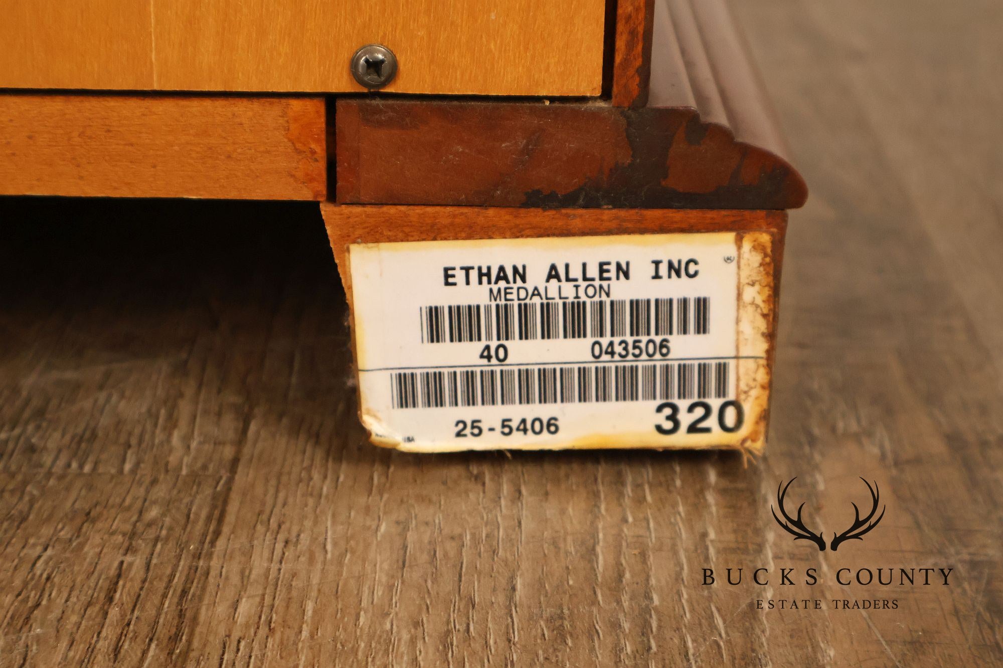 Ethan Allen 'Medallion' Pair of Cherry Bedside Cabinets Nightstands