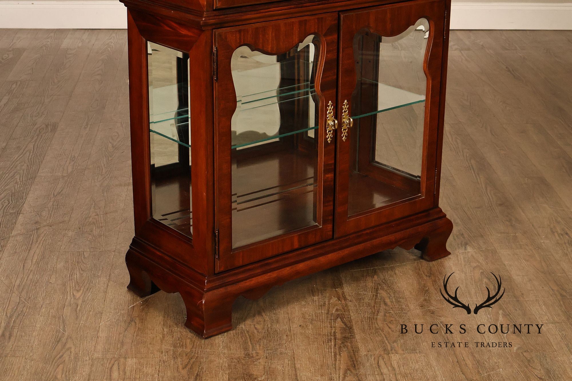 Thomasville Mahogany Chippendale Style Lighted Curio Display Cabinet