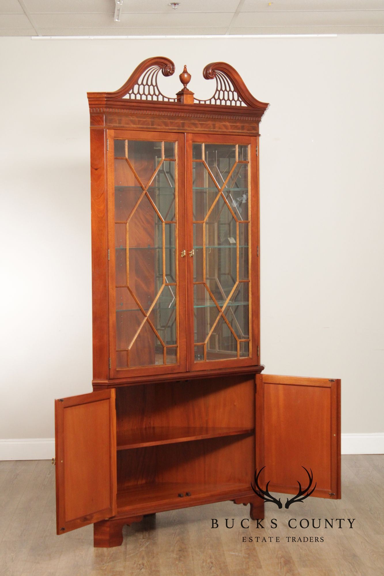 Stickley Georgian Style Pair of Mahogany Corner Cabinets