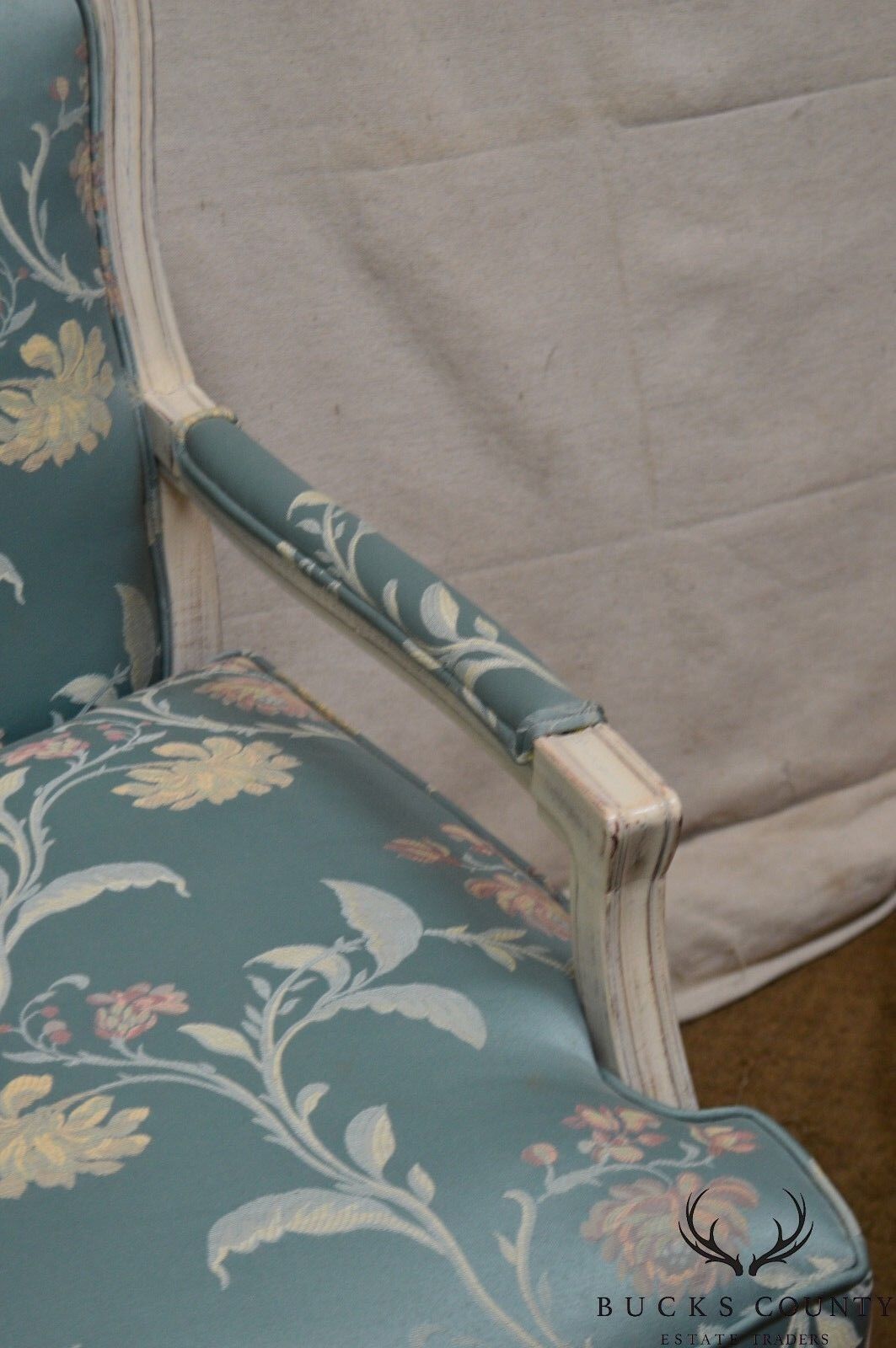 French Louis XV Style Pair of White Painted Fauteuils Lounge Chairs