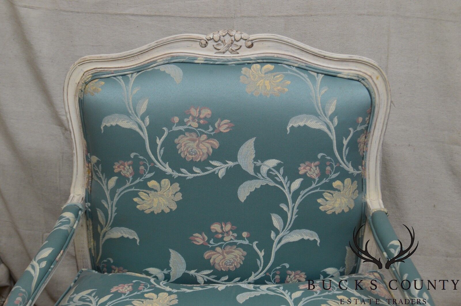 French Louis XV Style Pair of White Painted Fauteuils Lounge Chairs