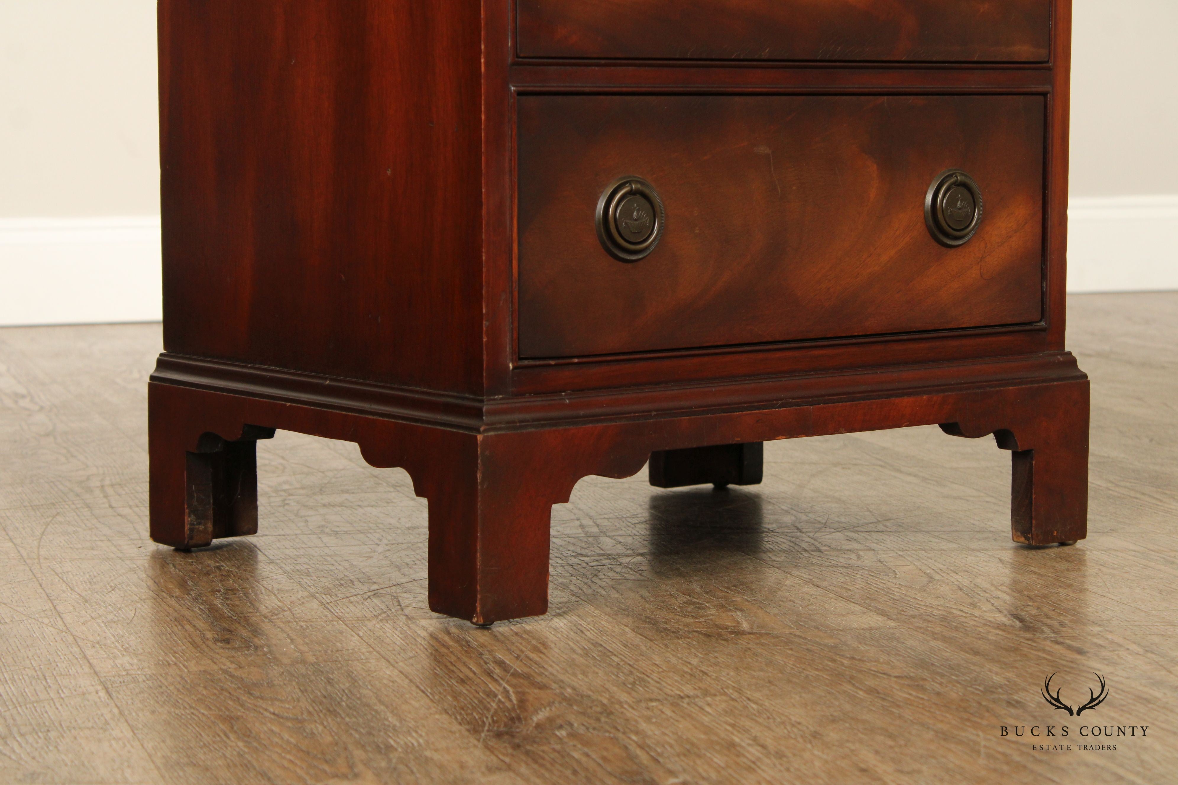 Henredon 1940's Georgian Style Pair of Mahogany Chest Nightstands