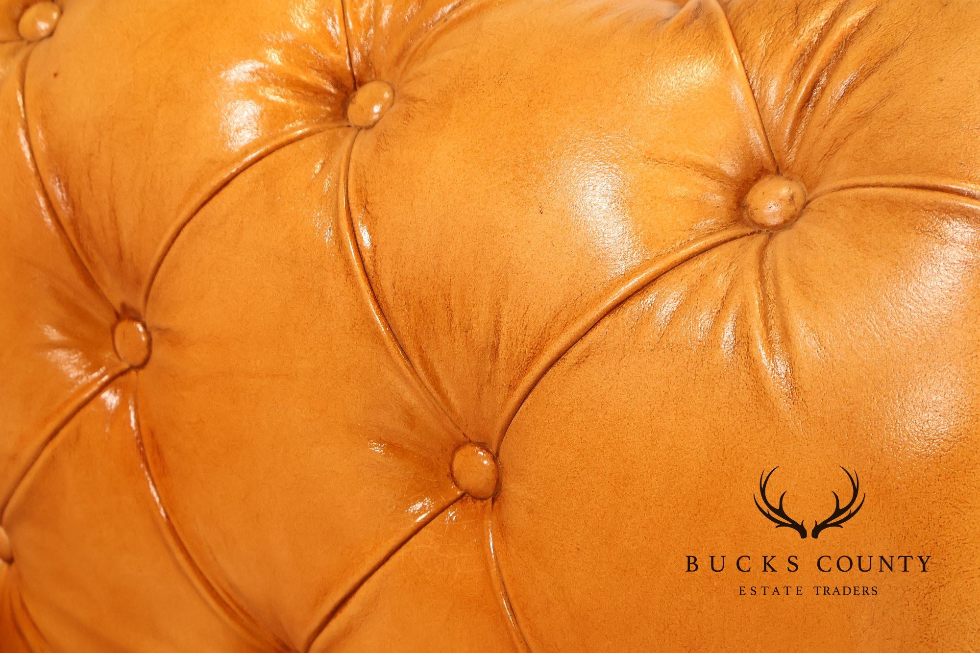 English Traditional Style Leather 'Cheyenne' Chesterfield Sofa