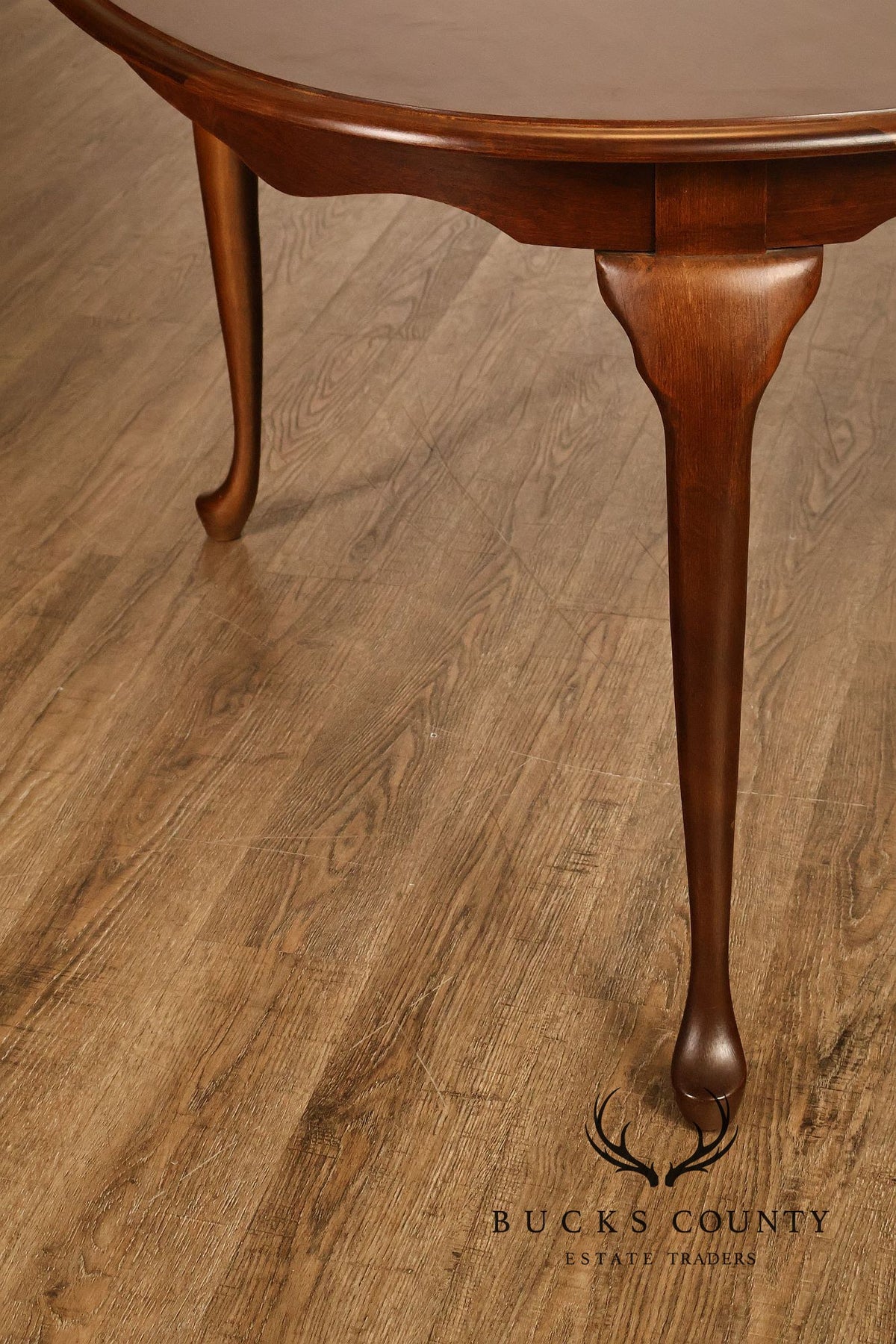 American Drew Queen Anne Style Expanding Dining Table With Eight Dining Chairs