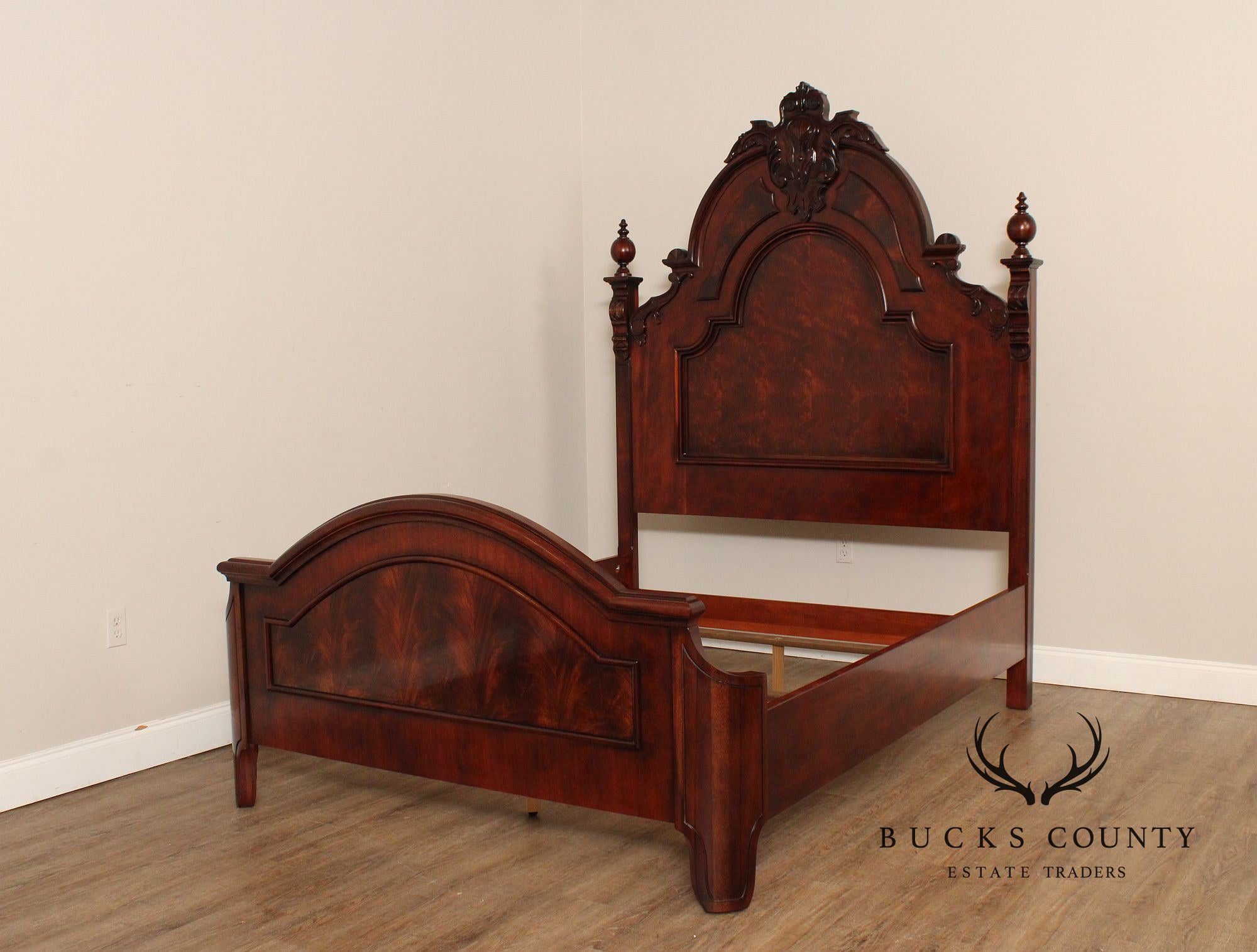 Henredon 'Carlyle' Mahogany Queen Bed