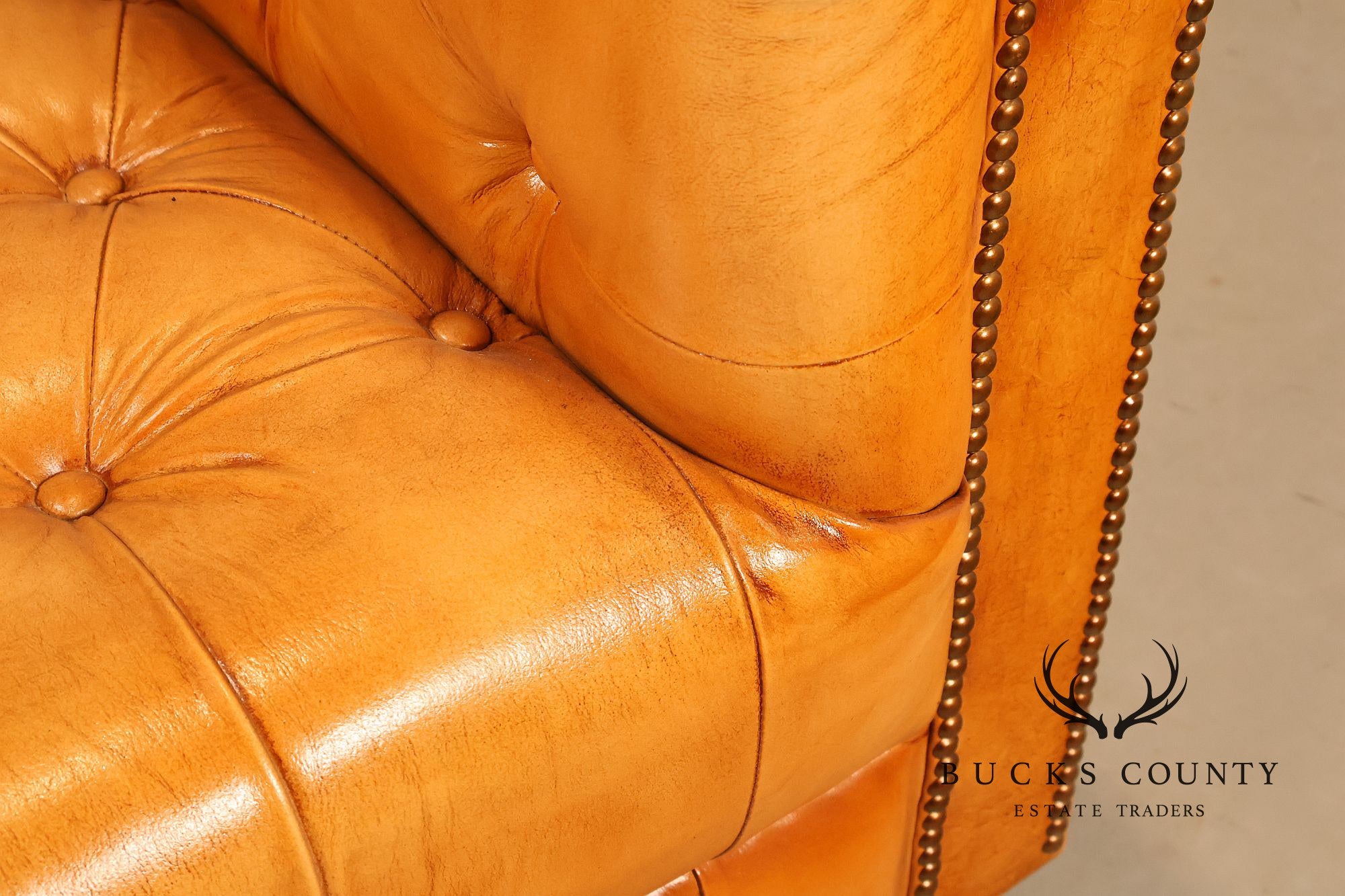English Traditional Style Leather 'Cheyenne' Chesterfield Sofa