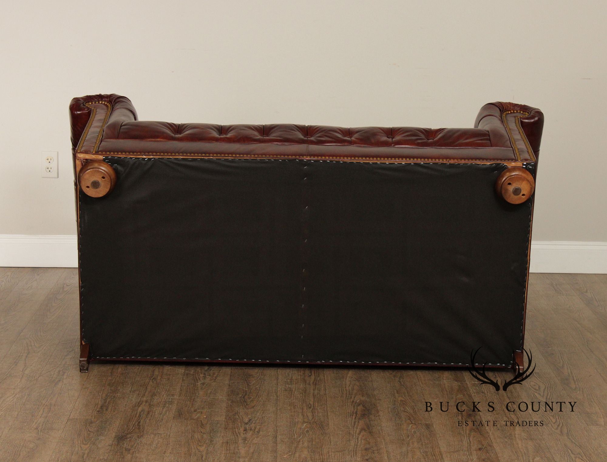 English Traditional Style Vintage Leather Chesterfield Sofa