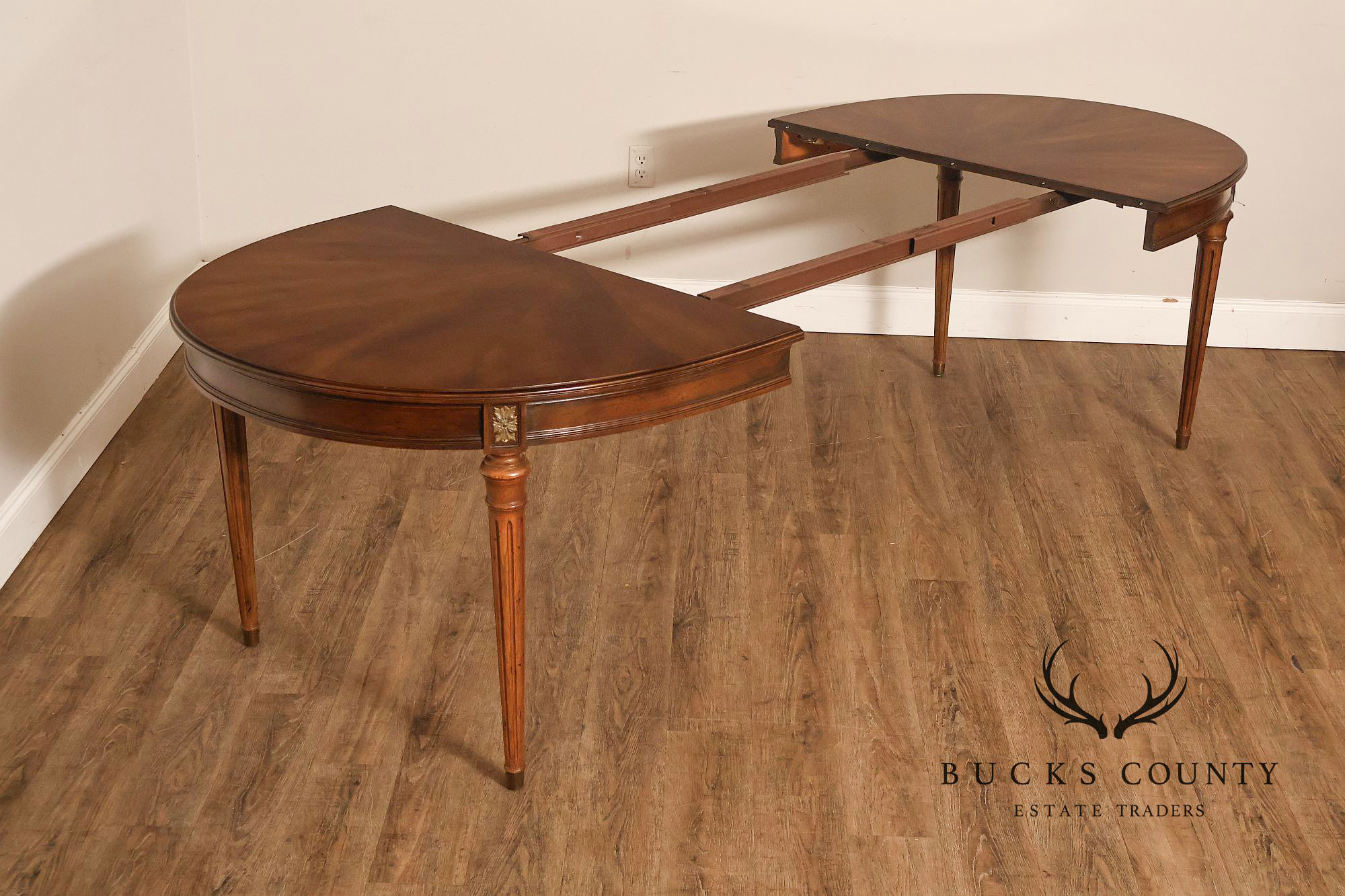 Henredon Vintage French Louis XVI Style Extendable Oval Walnut Dining Table