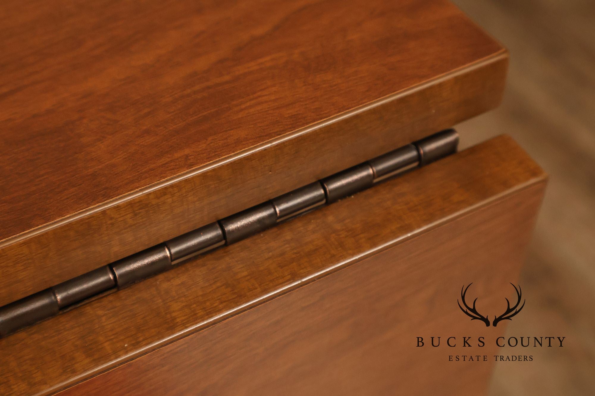 Traditional Maple Expandable Drop Leaf Gateleg Dining Table