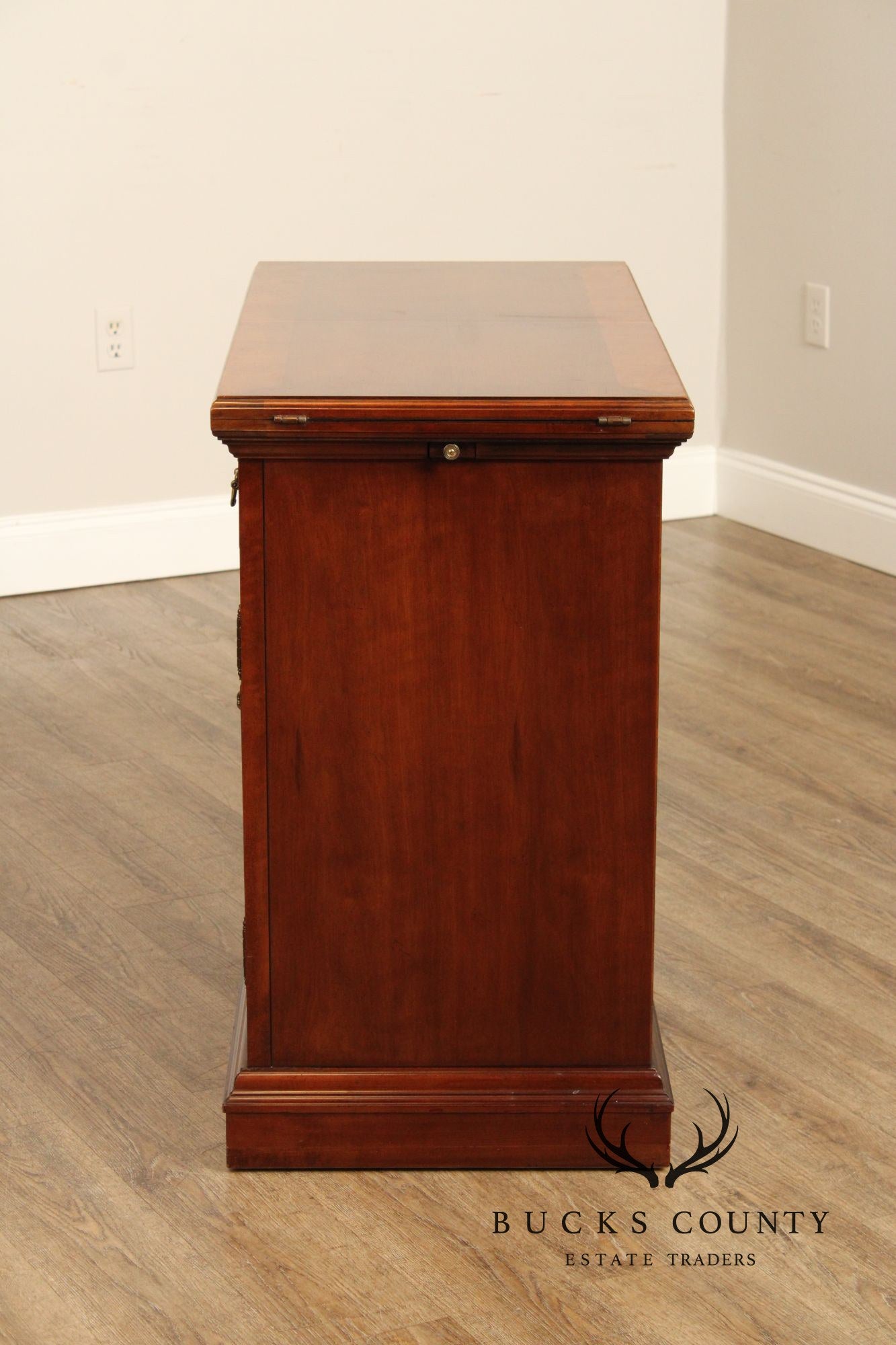 Thomasville Georgian Style Cherry Flip Top Server