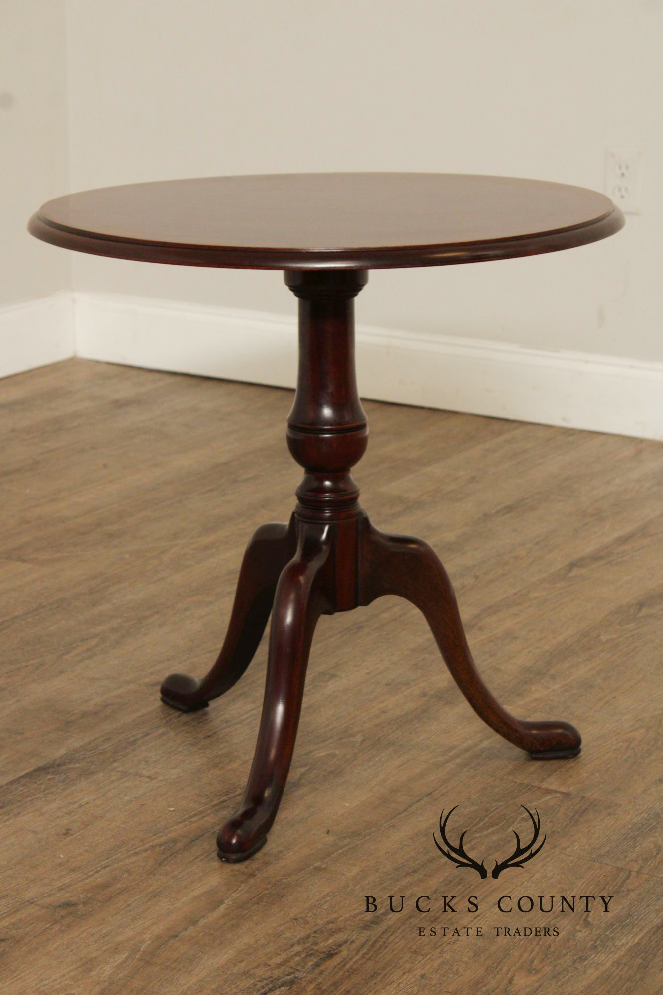 Mahogany Federal Style Round Pedestal Table