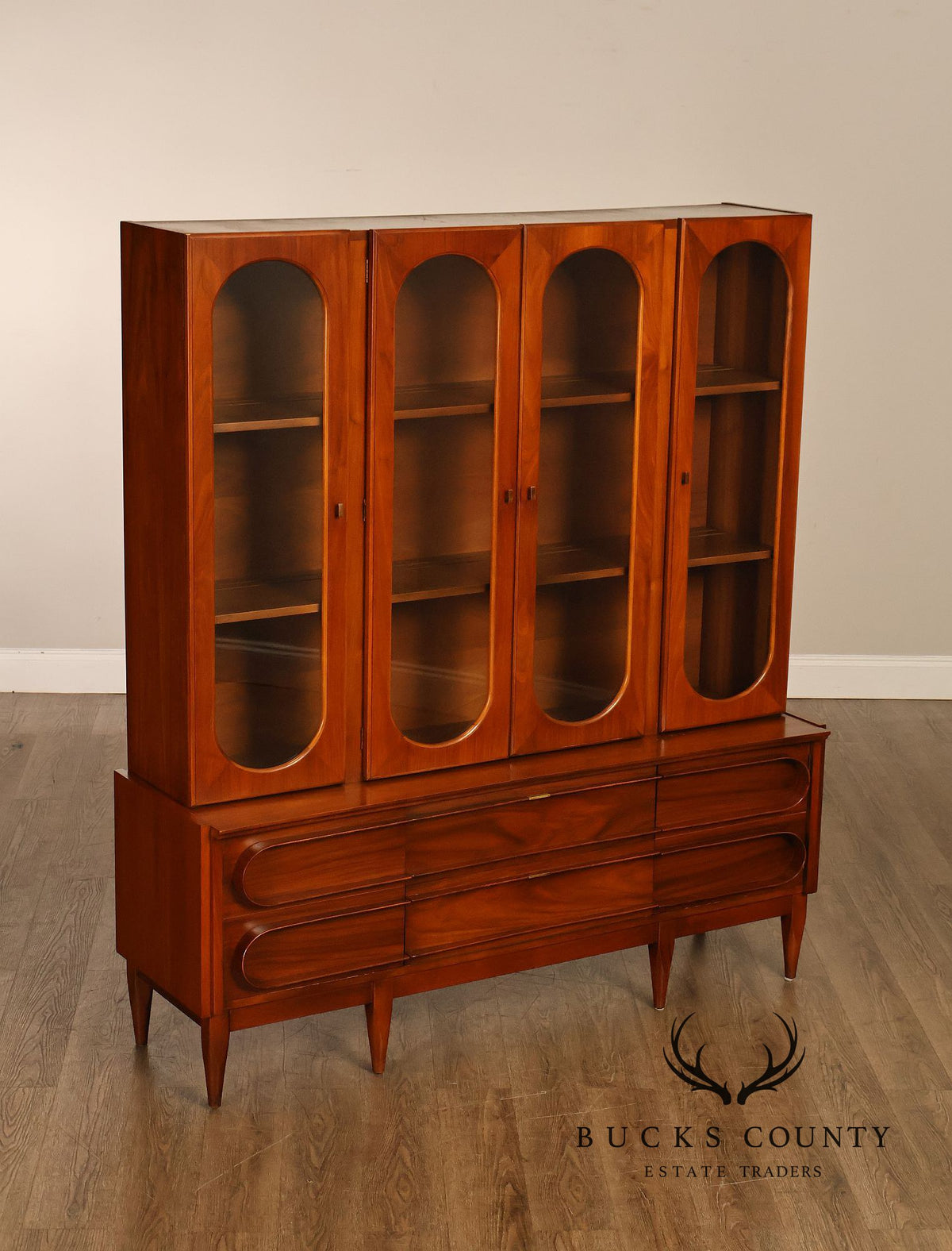 Pulaski Furniture Mid Century Modern Walnut Cathedral Door China Cabinet Sideboard