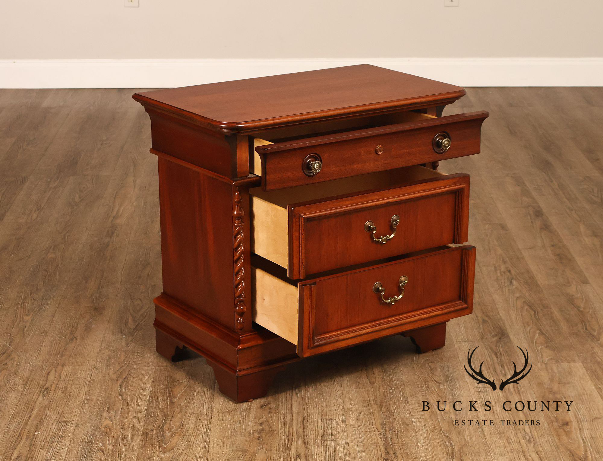 Lexington 'Vestiges' Pair of Mahogany Nightstands