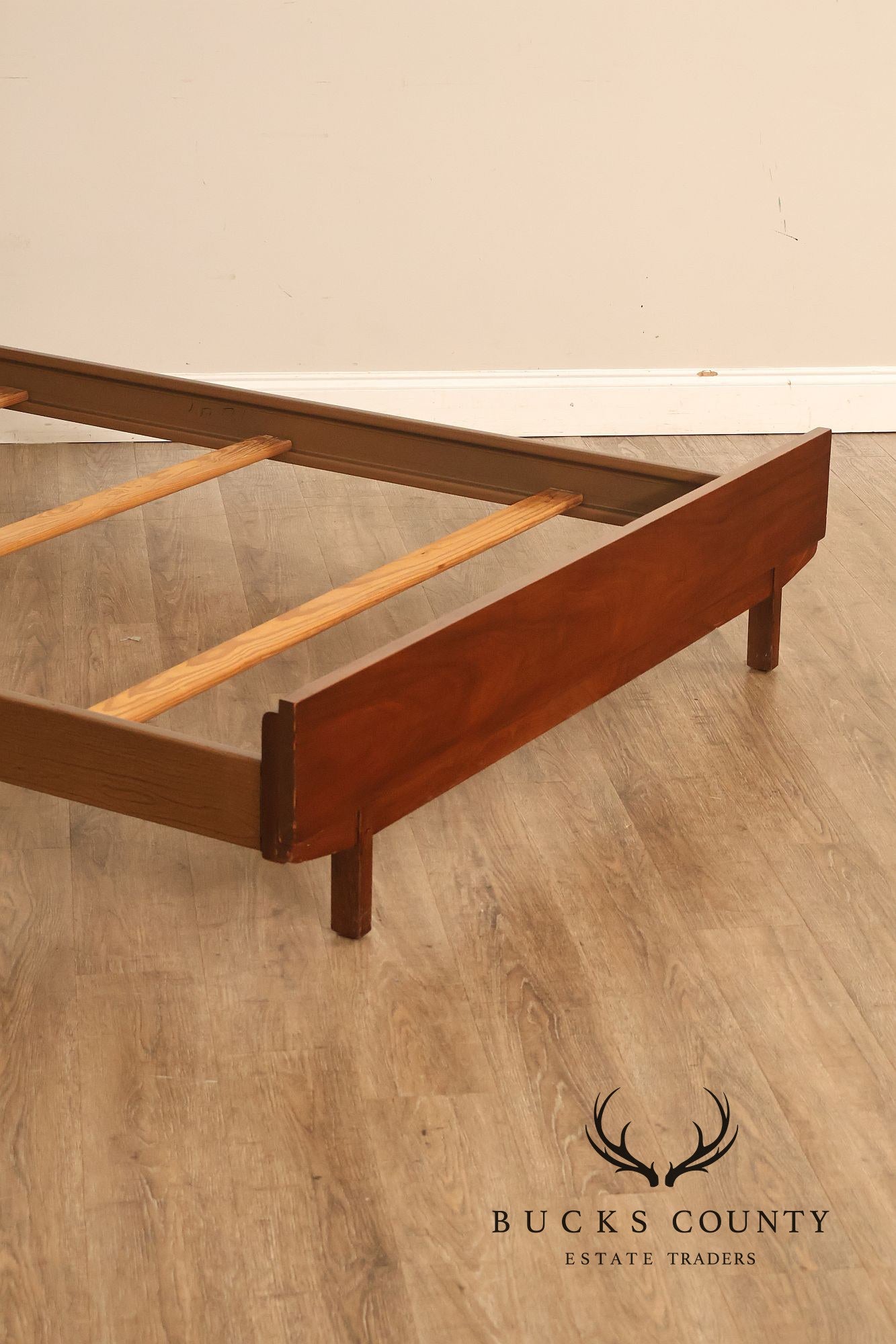 Vintage Lane Mid-Century Modern Walnut Full Size Bed