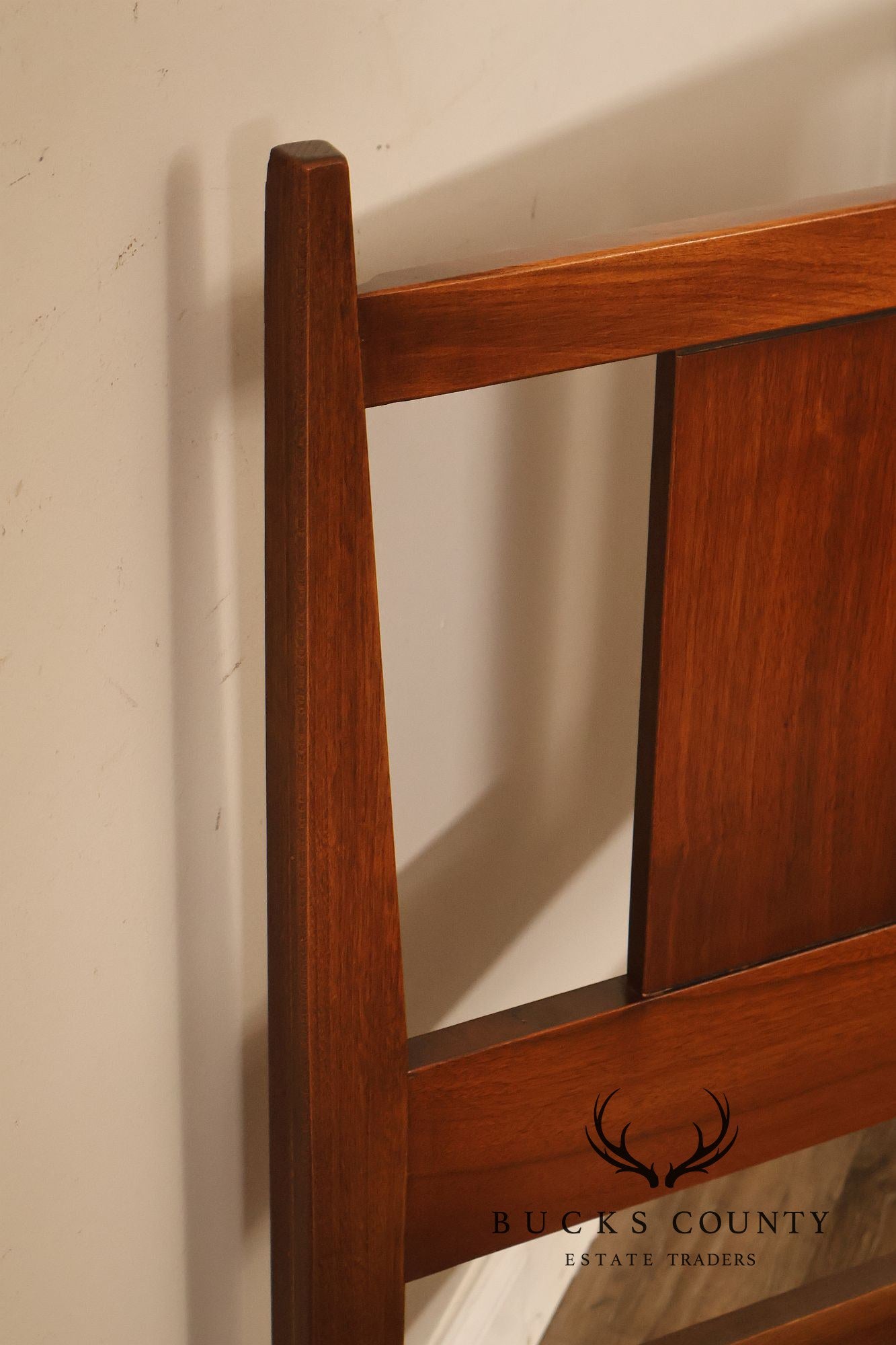 Vintage Lane Mid-Century Modern Walnut Full Size Bed