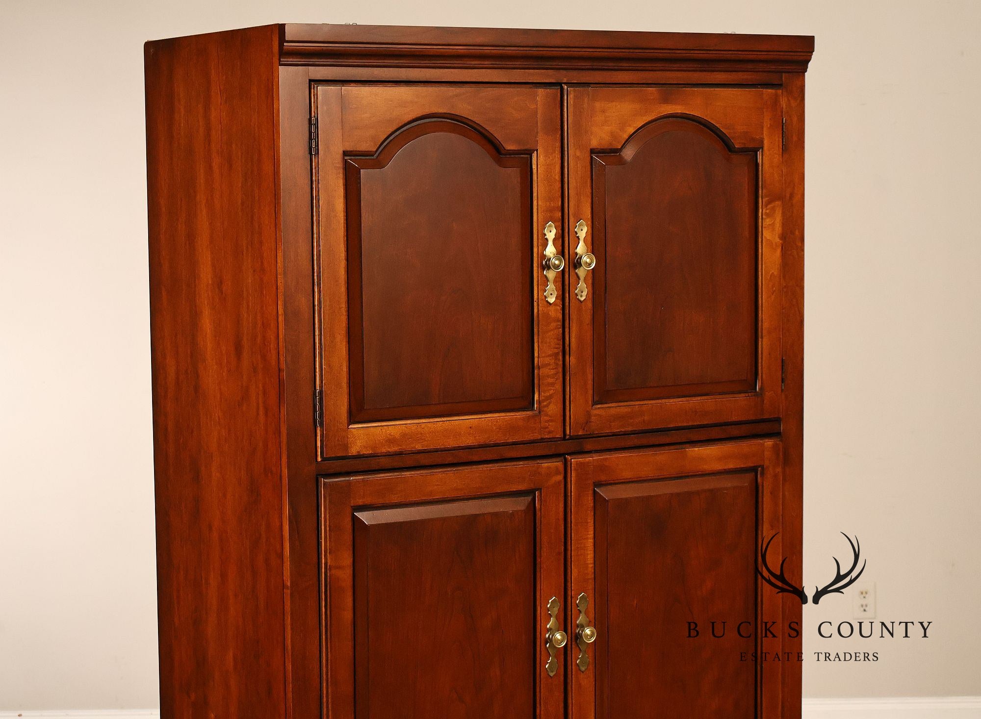 Thomasville Traditional Cherry Finish Entertainment Armoire Media Cabinet