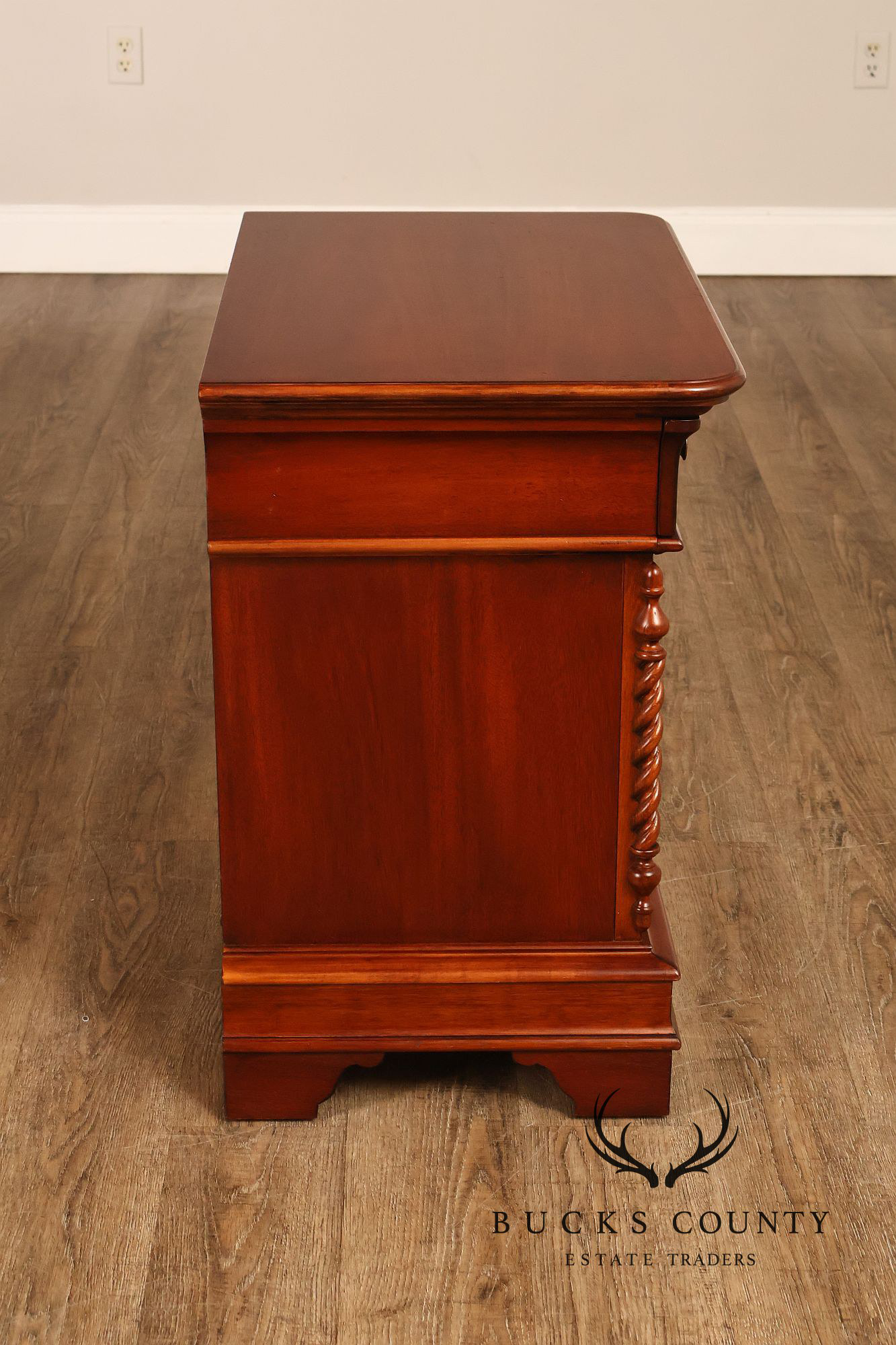 Lexington 'Vestiges' Pair of Mahogany Nightstands