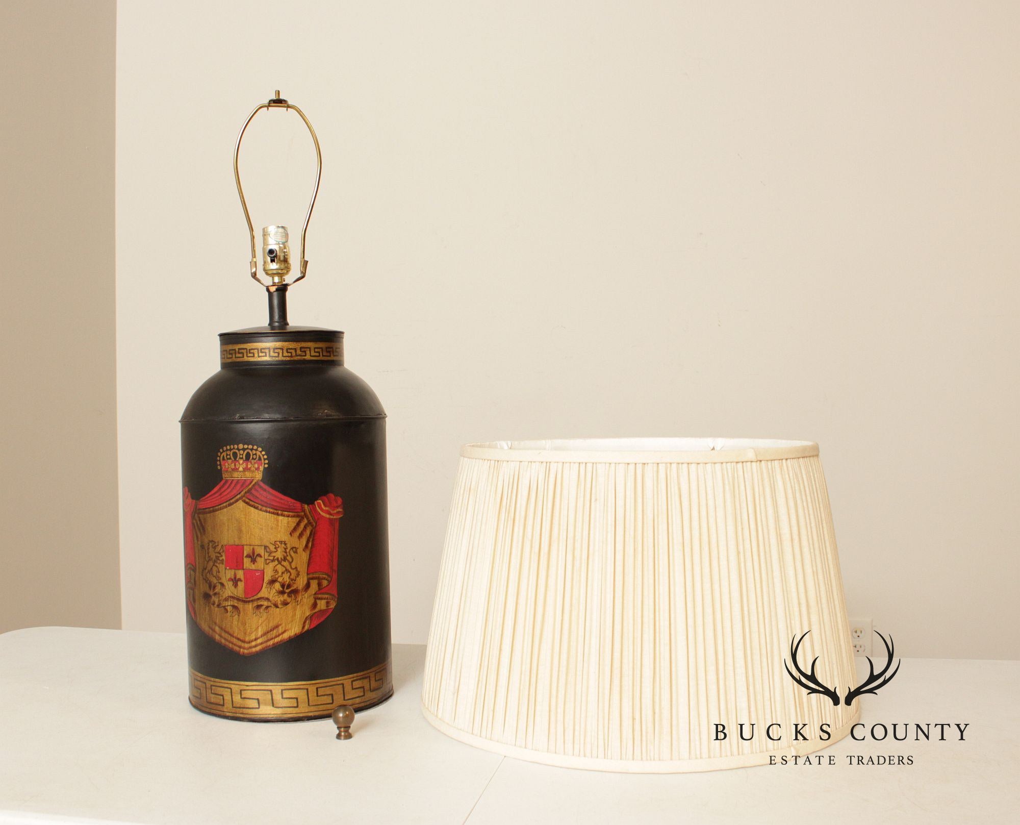 English Traditional Style Pair of Painted Canister Table Lamps