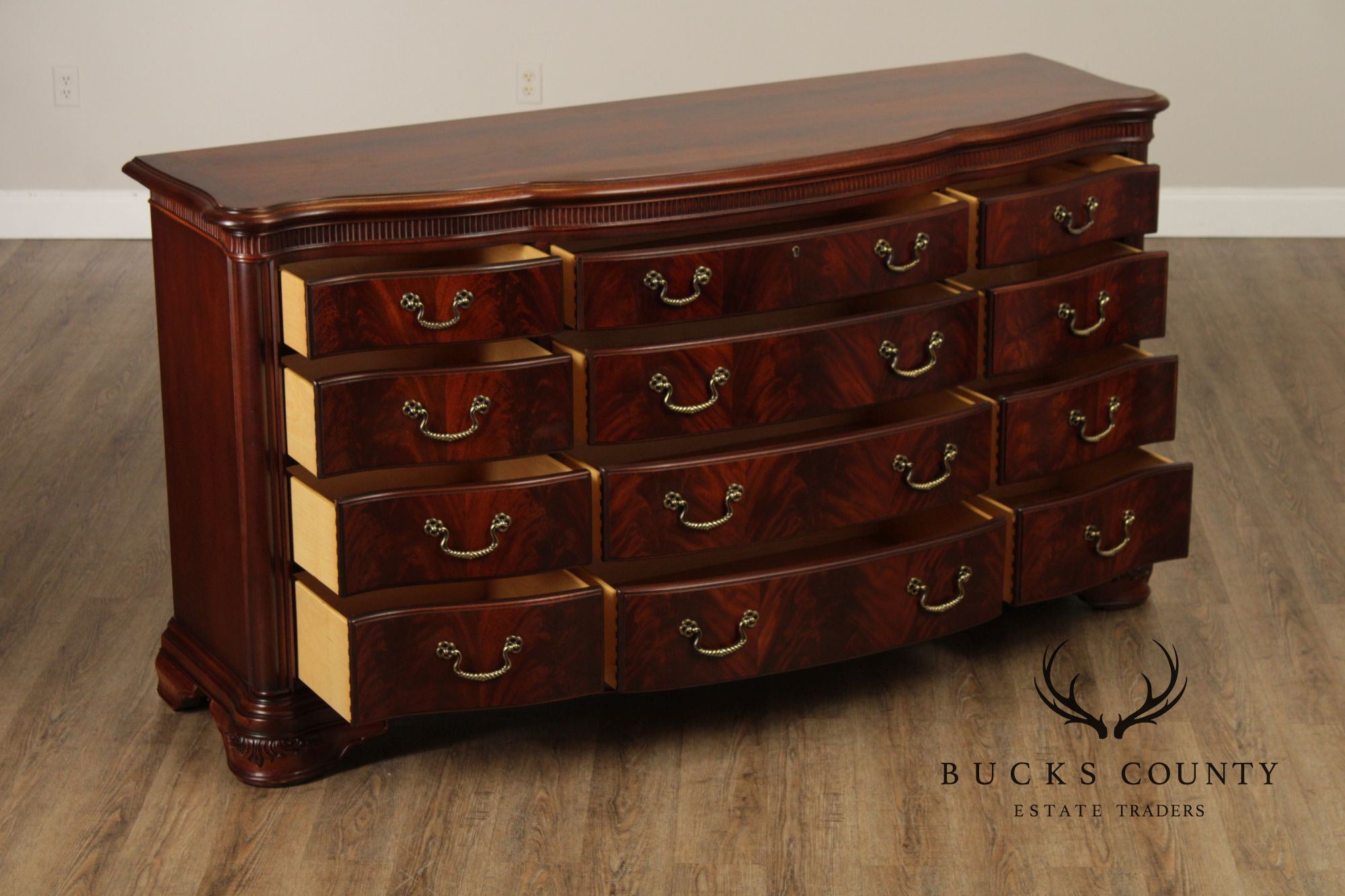 Thomasville 'Kent Park' Serpentine Front Mahogany 12-Drawer Dresser