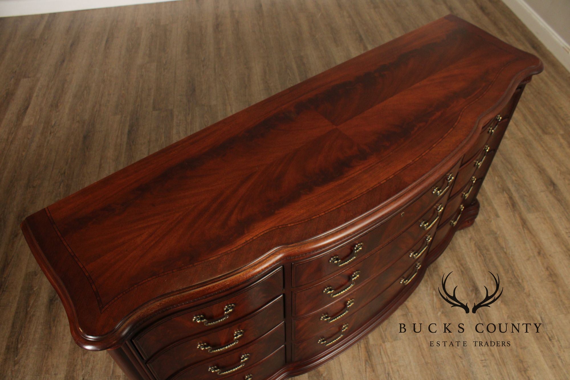 Thomasville 'Kent Park' Serpentine Front Mahogany 12-Drawer Dresser