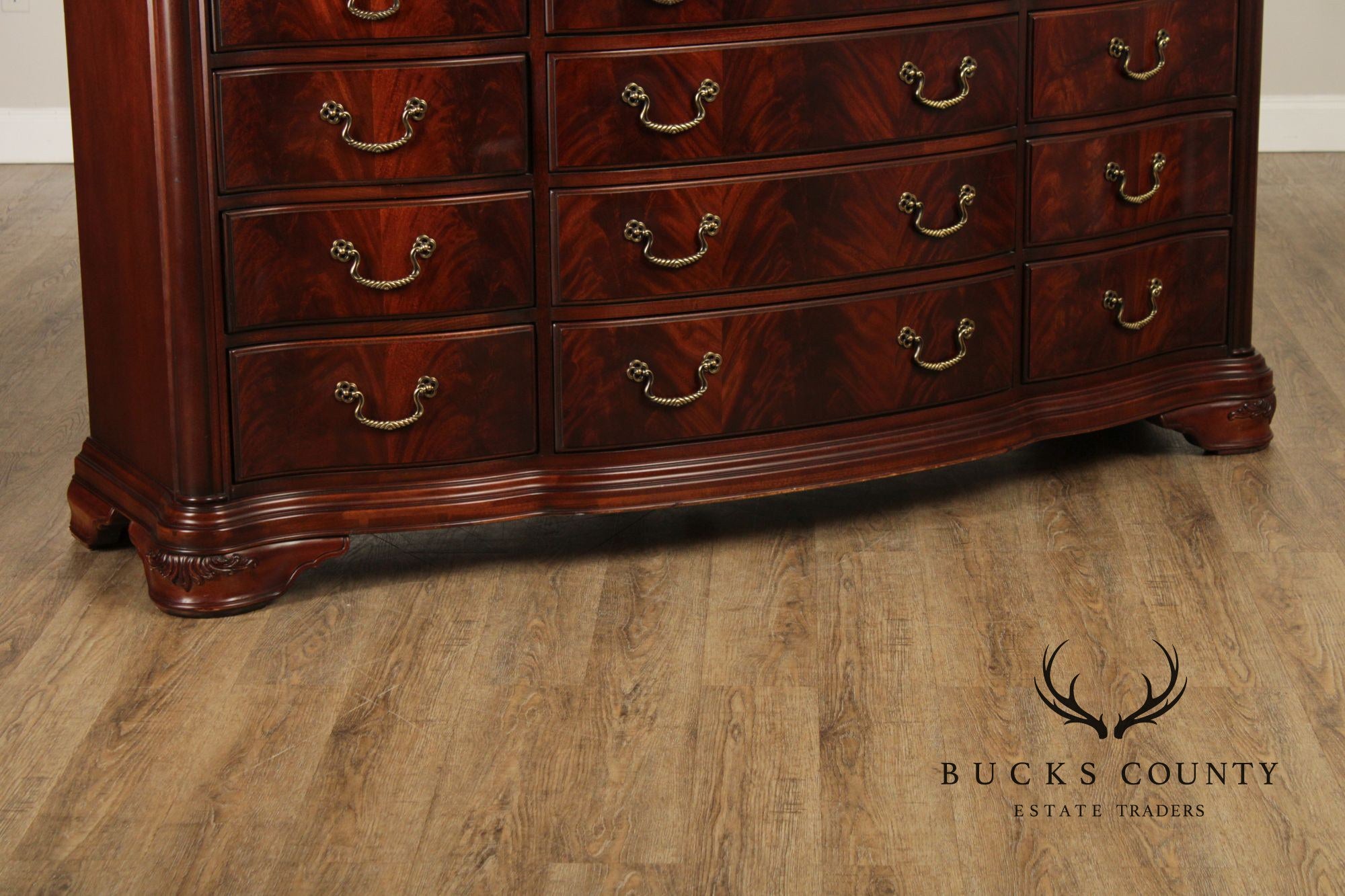 Thomasville 'Kent Park' Serpentine Front Mahogany 12-Drawer Dresser