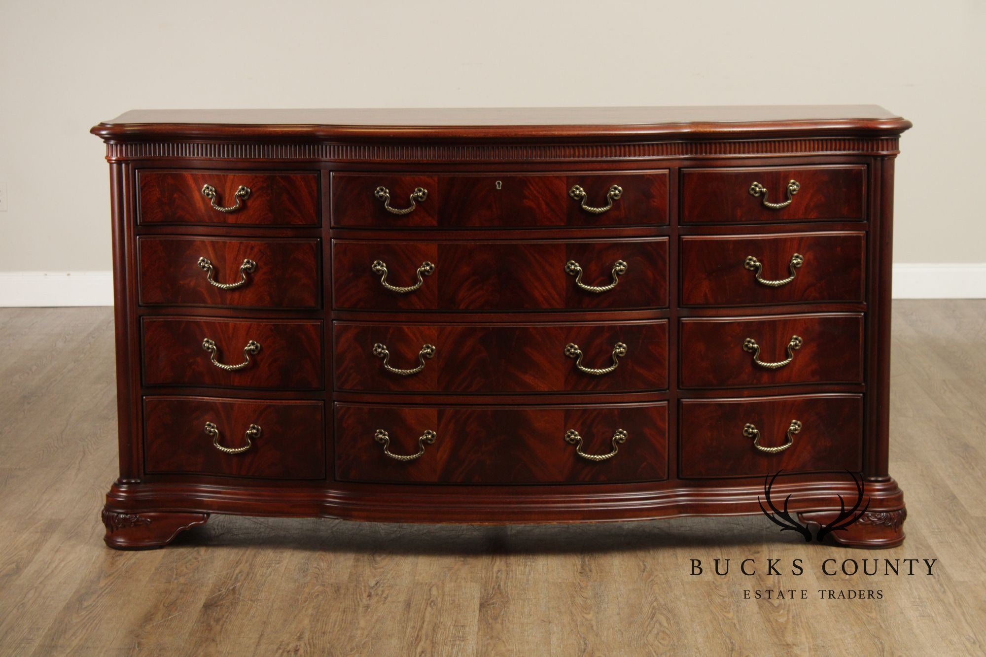 Thomasville 'Kent Park' Serpentine Front Mahogany 12-Drawer Dresser