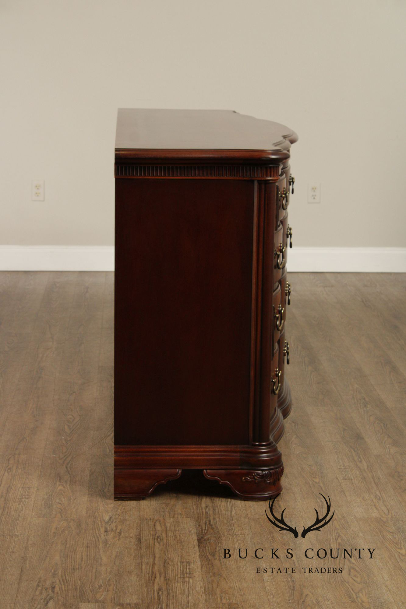 Thomasville 'Kent Park' Serpentine Front Mahogany 12-Drawer Dresser