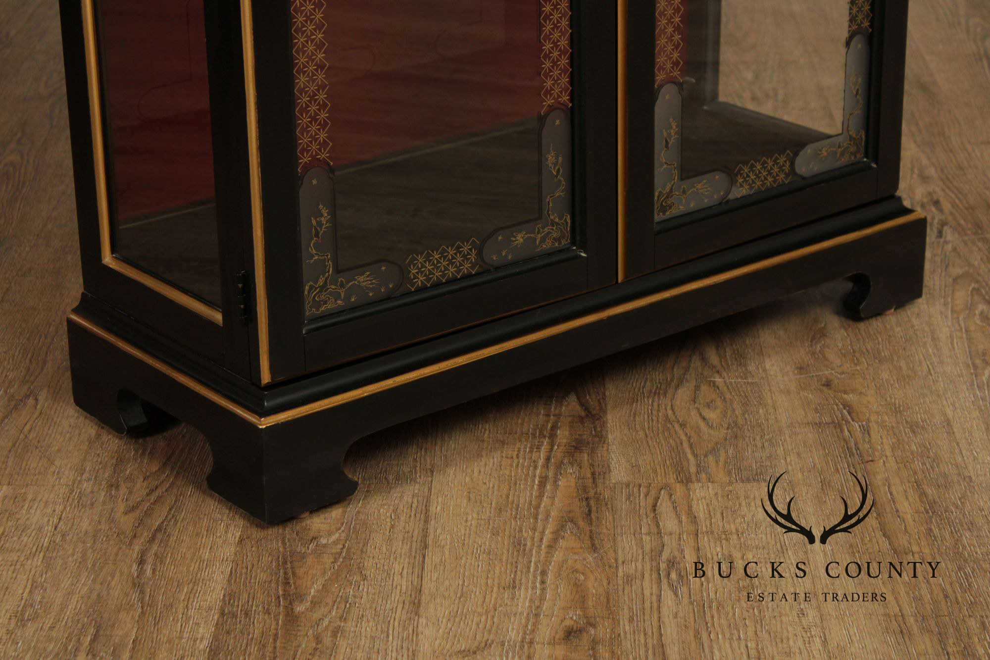 American Of Martinsville Chinoiserie Black Lacquer Lighted Curio Display Cabinet With Glass Shelves