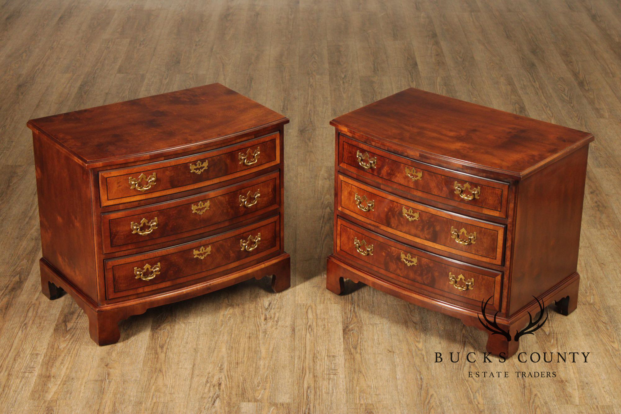 Henredon Aston Court Georgian Style Pair Bowfront Three-Drawer Chest Nightstands