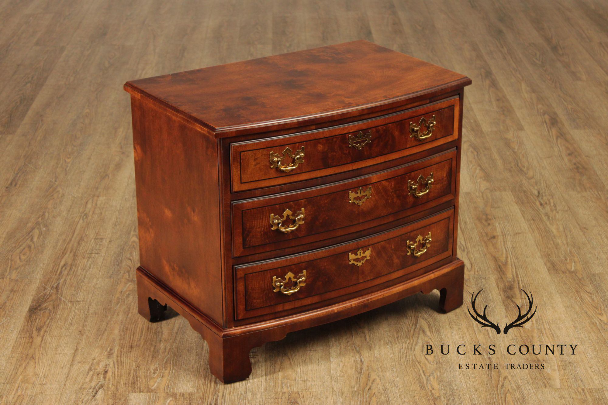 Henredon Aston Court Georgian Style Pair Bowfront Three-Drawer Chest Nightstands