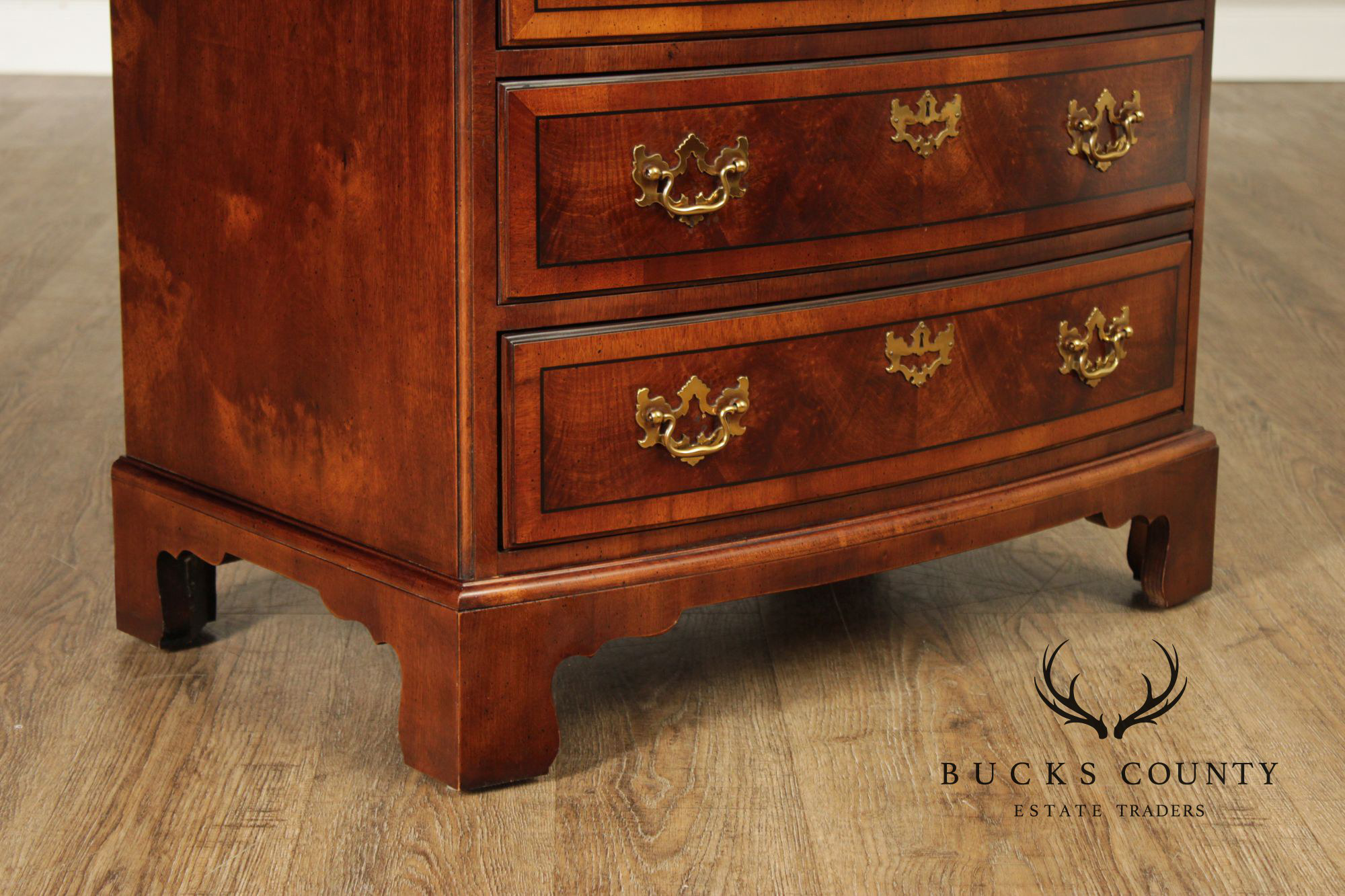 Henredon Aston Court Georgian Style Pair Bowfront Three-Drawer Chest Nightstands