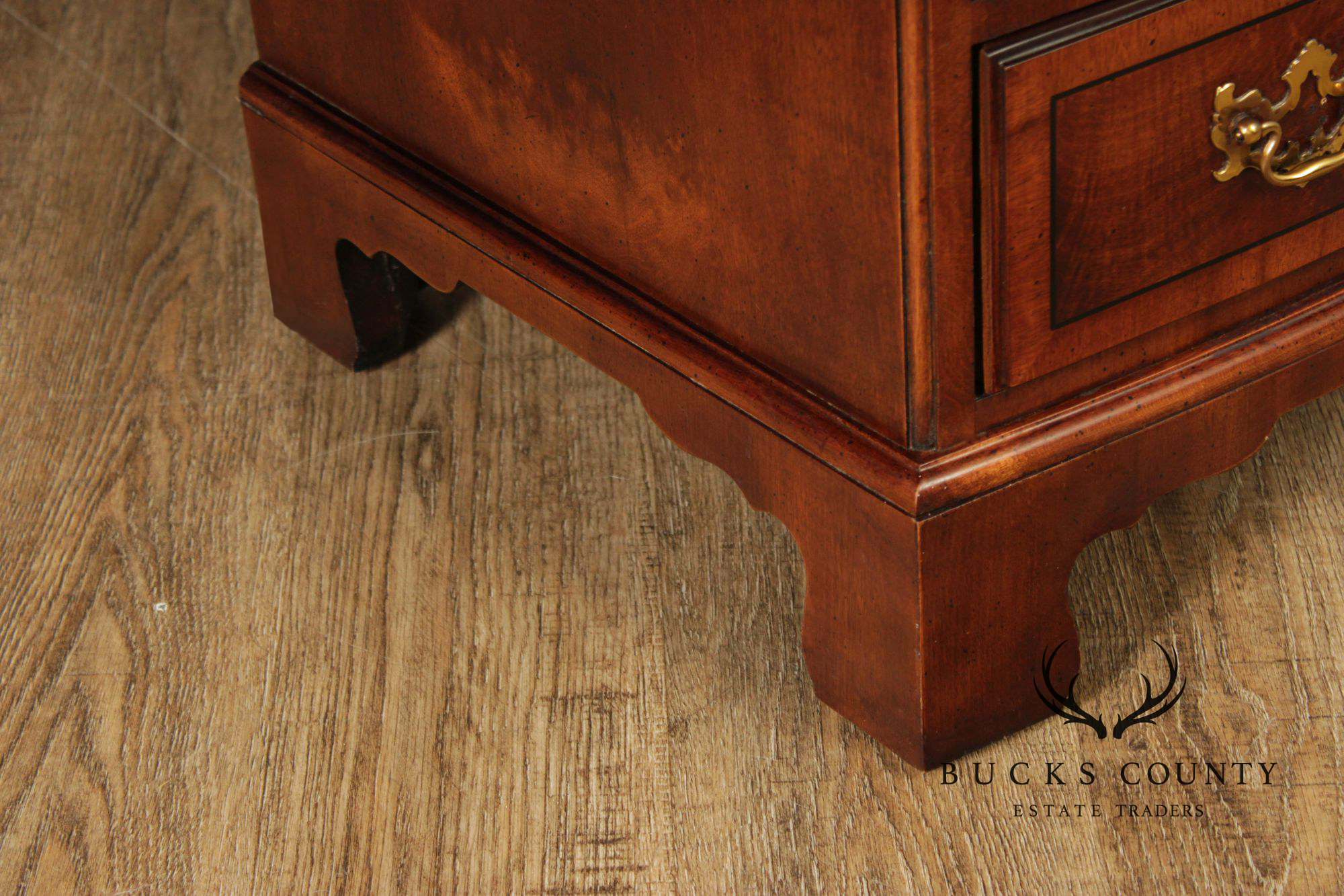 Henredon Aston Court Georgian Style Pair Bowfront Three-Drawer Chest Nightstands