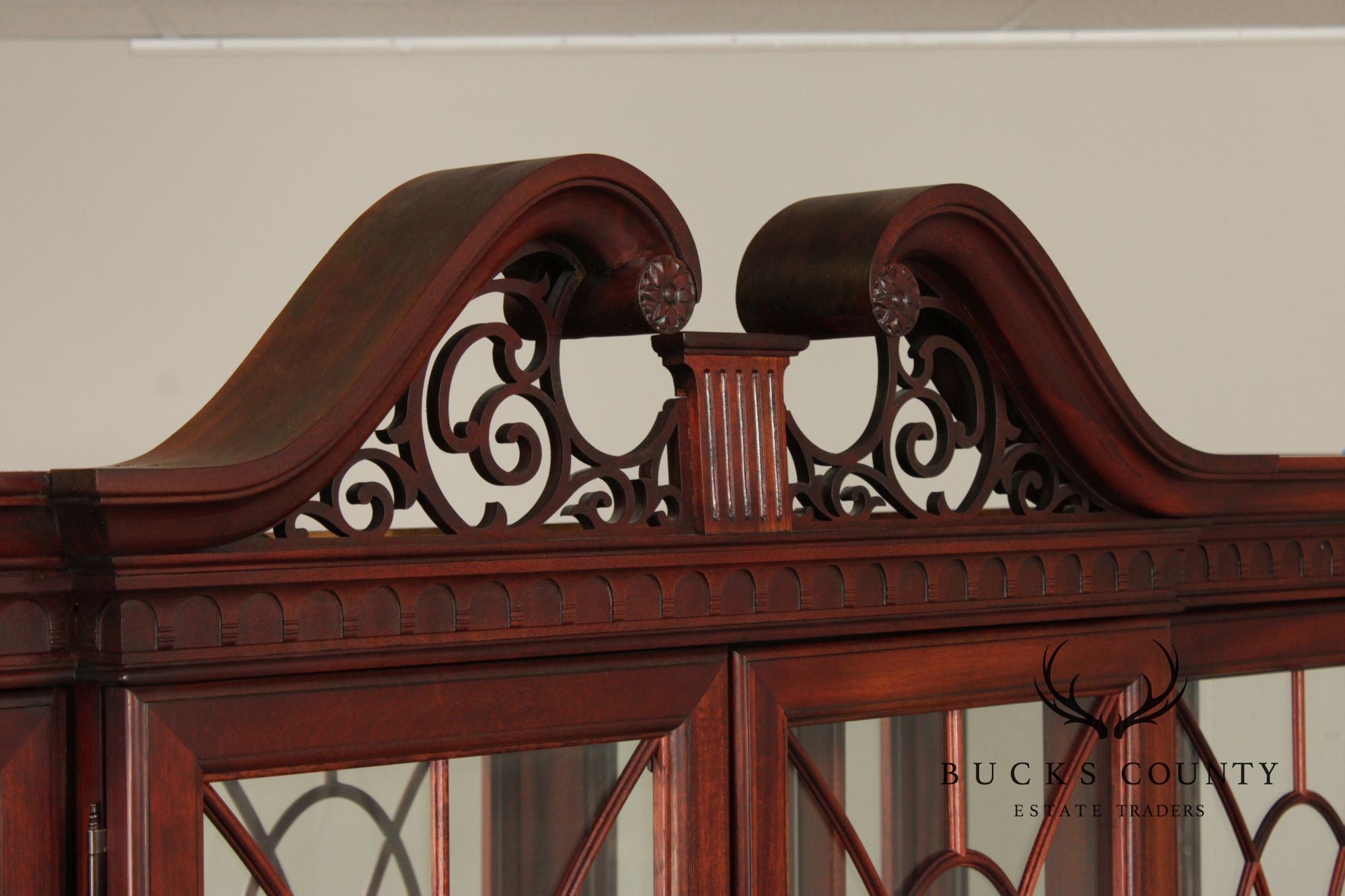 Thomasville Georgian Style Large Mahogany China Display Breakfront