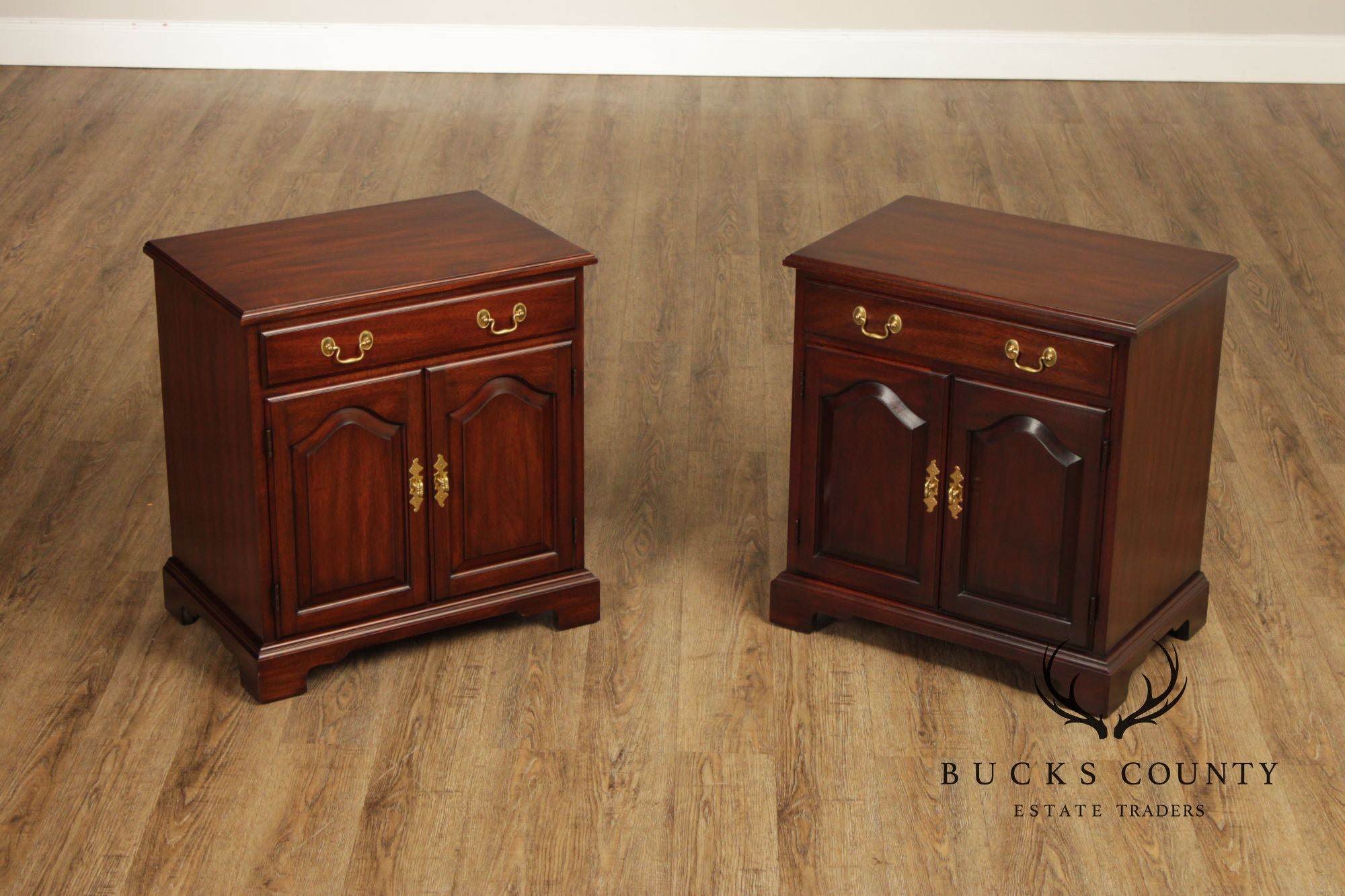 Henkel Harris Virginia Galleries Pair Of Traditional Mahogany Nightstands