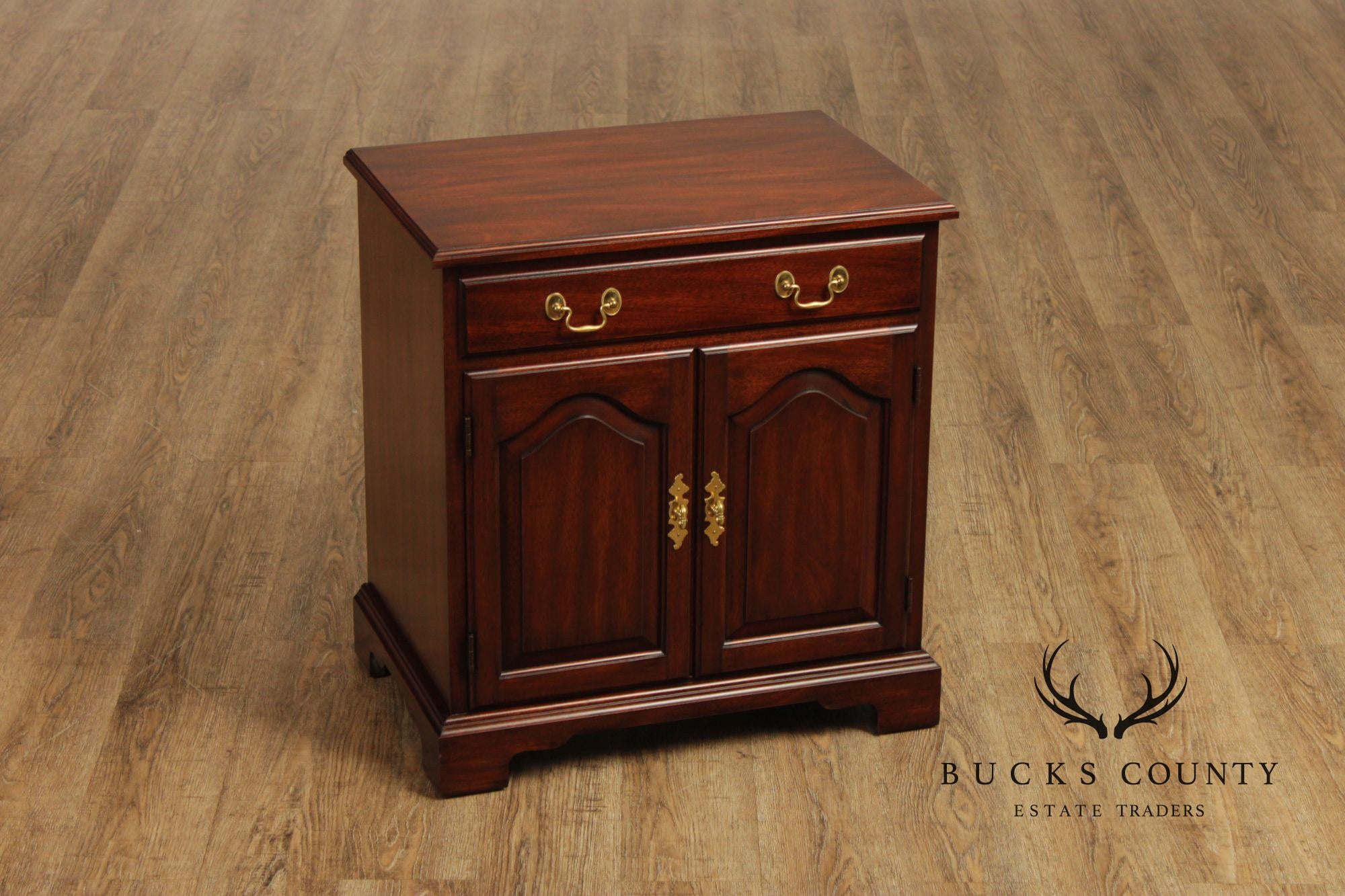 Henkel Harris Virginia Galleries Pair Of Traditional Mahogany Nightstands
