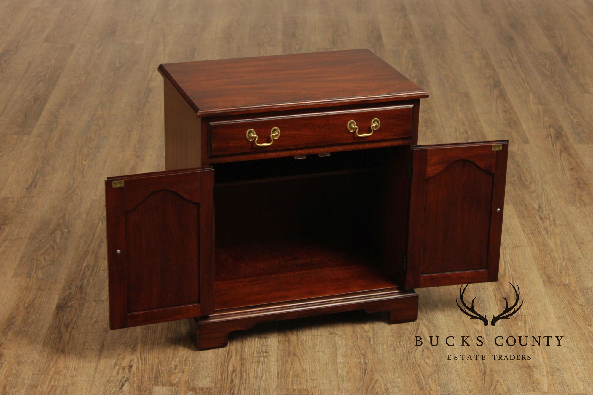 Henkel Harris Virginia Galleries Pair Of Traditional Mahogany Nightstands