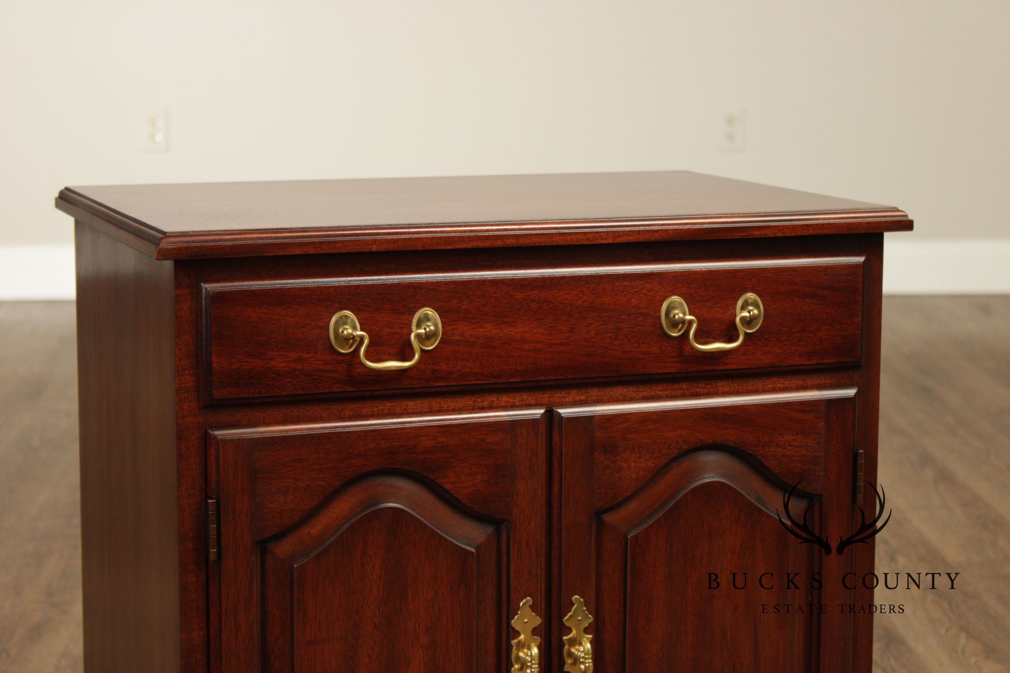 Henkel Harris Virginia Galleries Pair Of Traditional Mahogany Nightstands