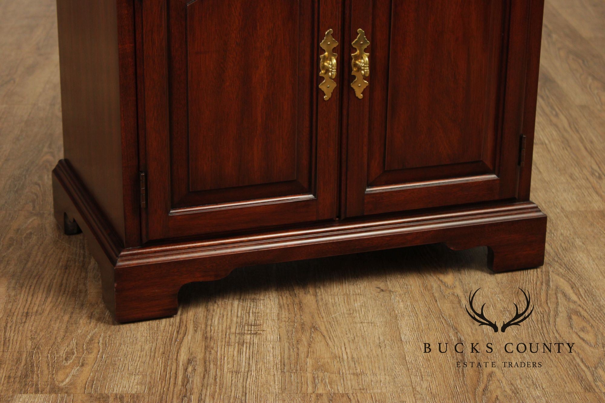 Henkel Harris Virginia Galleries Pair Of Traditional Mahogany Nightstands