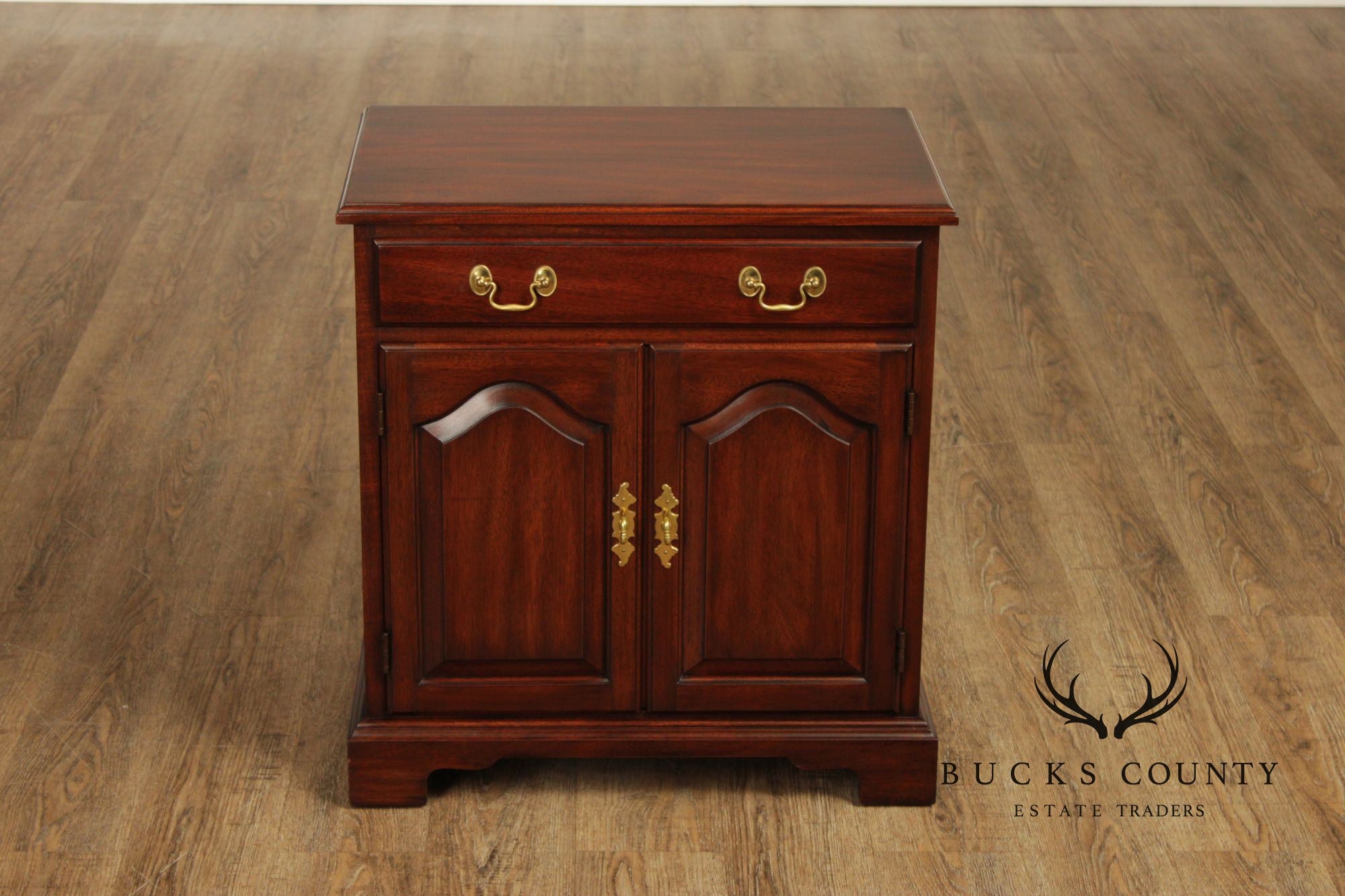 Henkel Harris Virginia Galleries Pair Of Traditional Mahogany Nightstands
