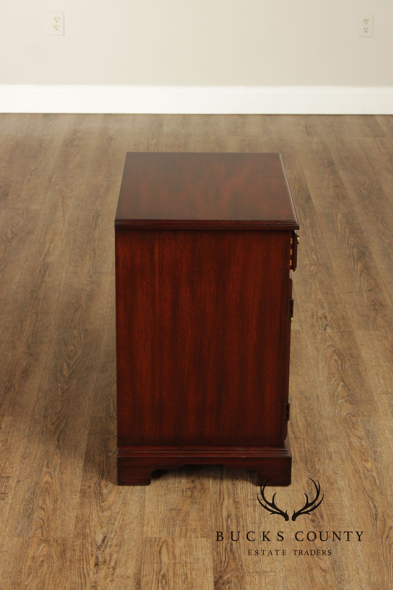 Henkel Harris Virginia Galleries Pair Of Traditional Mahogany Nightstands