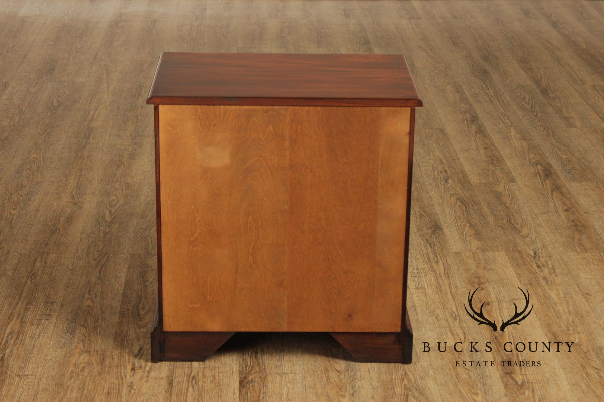 Henkel Harris Virginia Galleries Pair Of Traditional Mahogany Nightstands