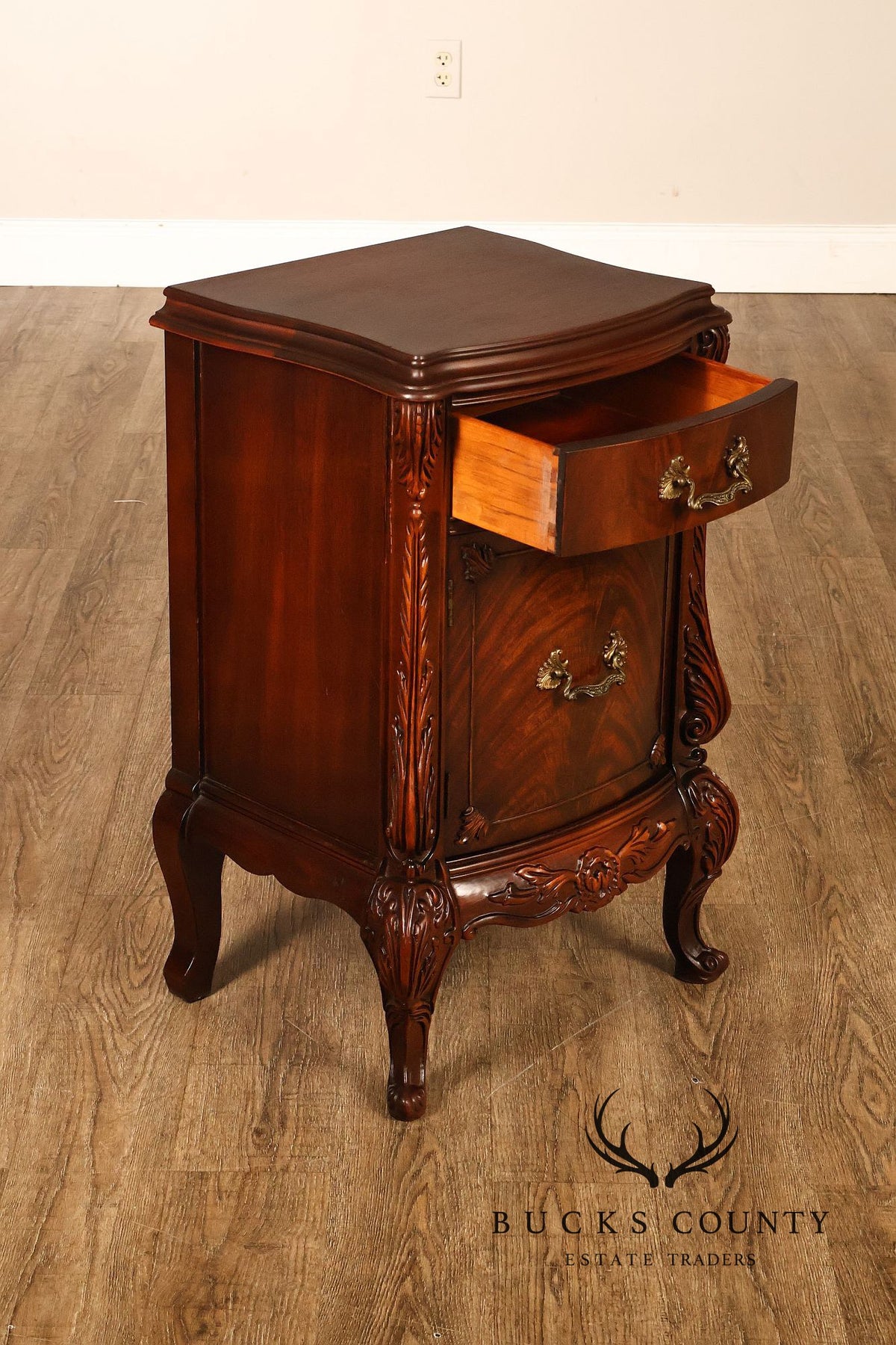 1940s Vintage Pair of Mahogany Nightstands