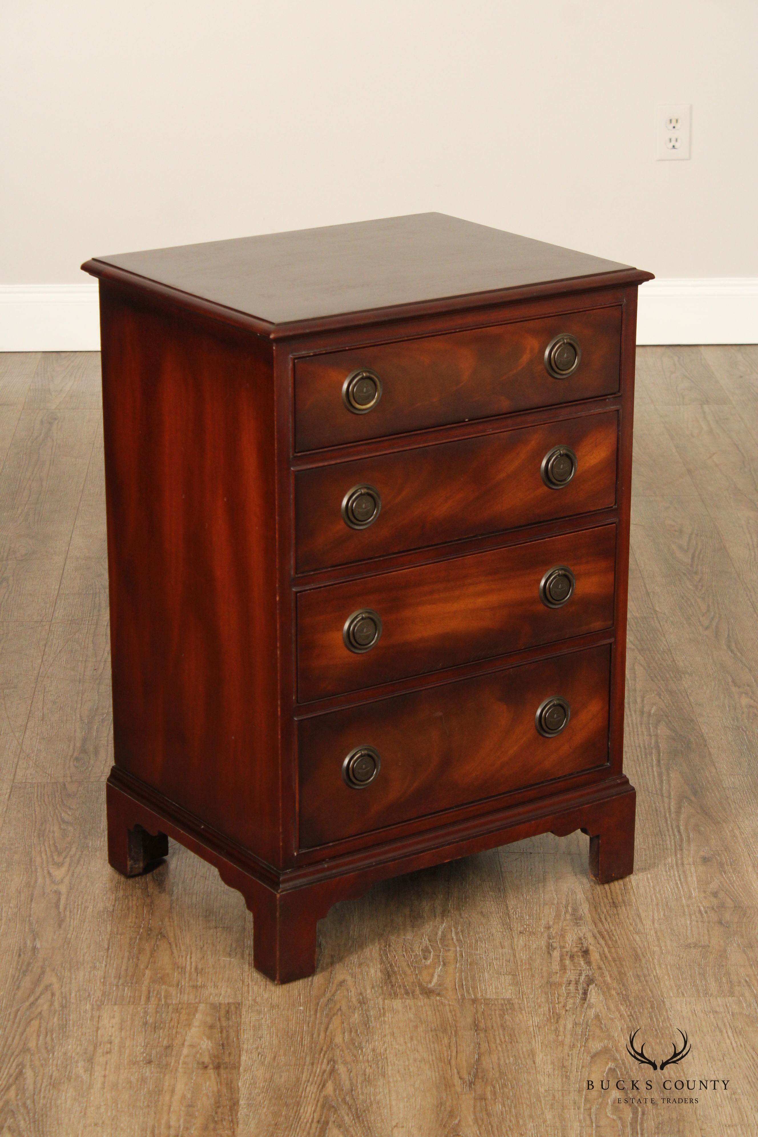 Henredon 1940's Georgian Style Pair of Mahogany Chest Nightstands