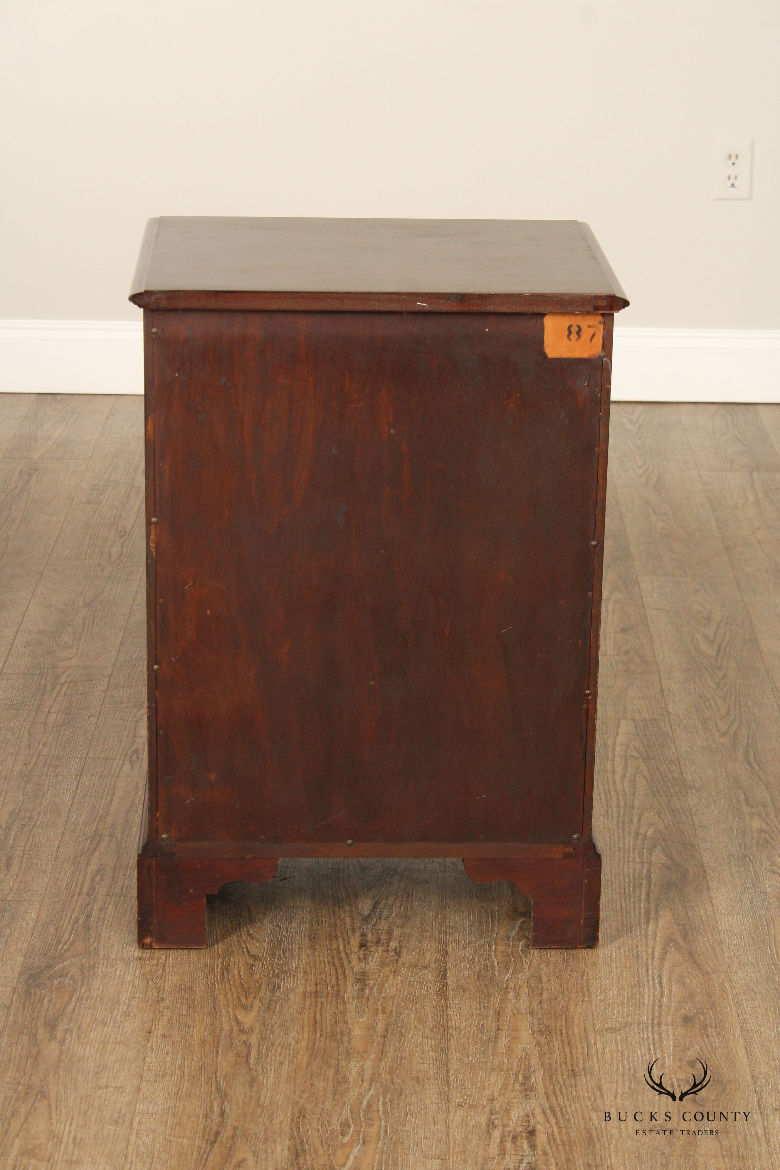 Henredon 1940's Georgian Style Pair of Mahogany Chest Nightstands