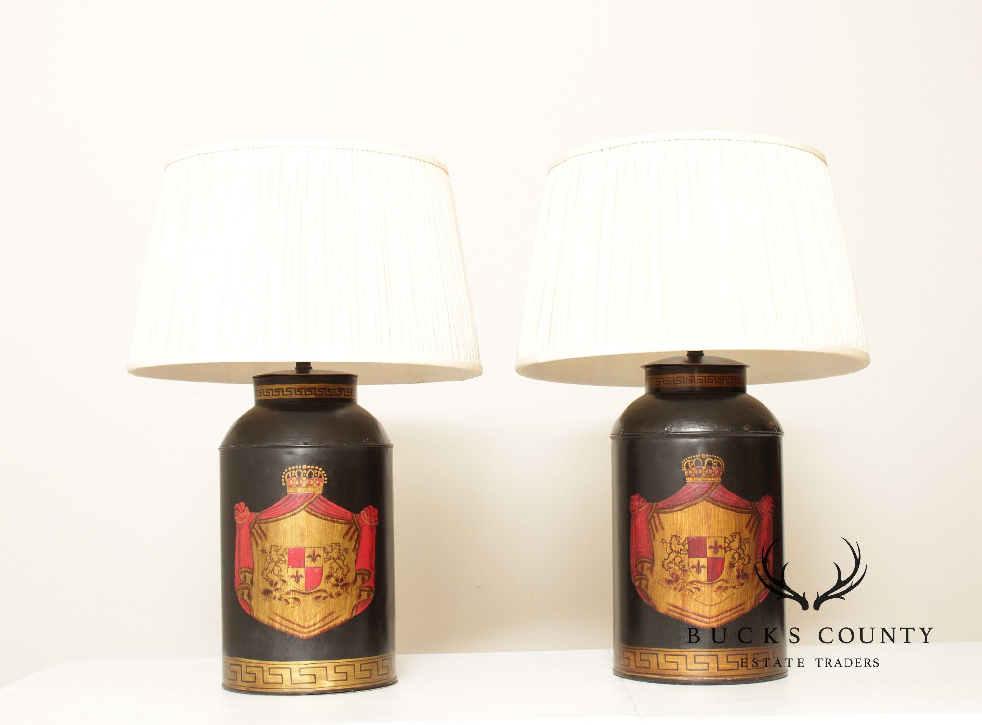 English Traditional Style Pair of Painted Canister Table Lamps