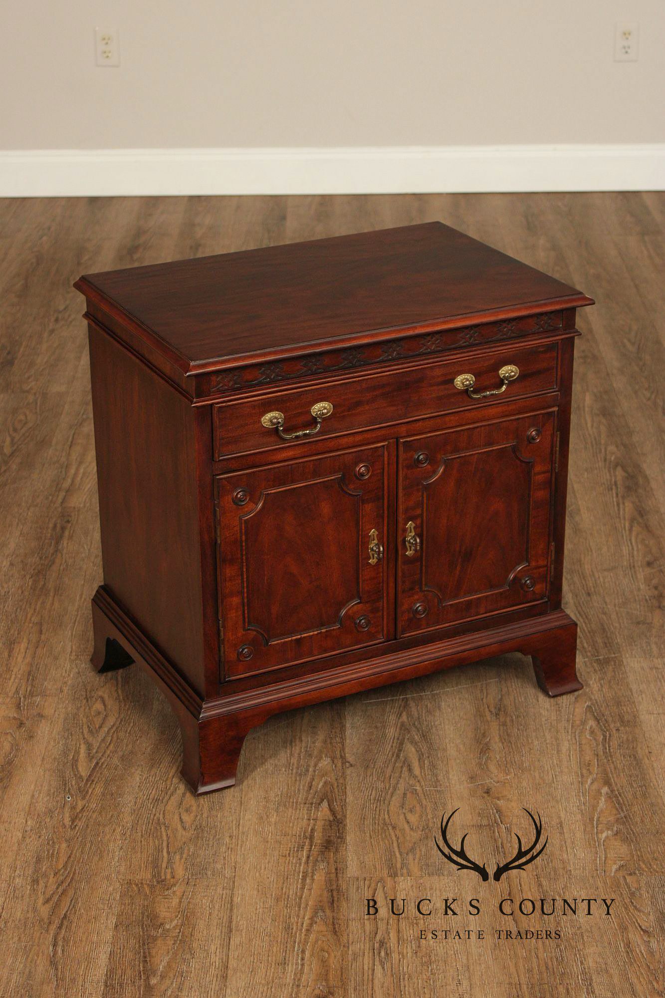 Century Furniture Georgian Style Pair of Mahogany Nightstands