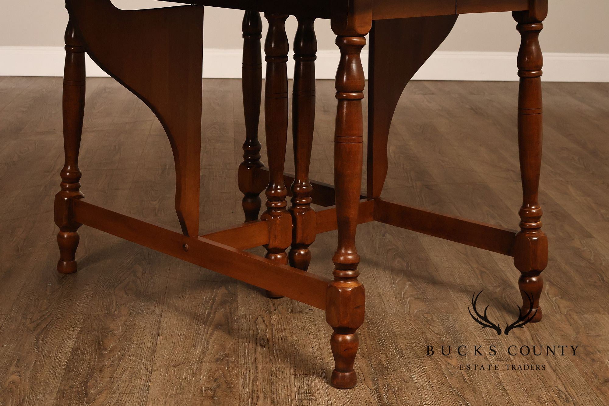 Traditional Maple Expandable Drop Leaf Gateleg Dining Table