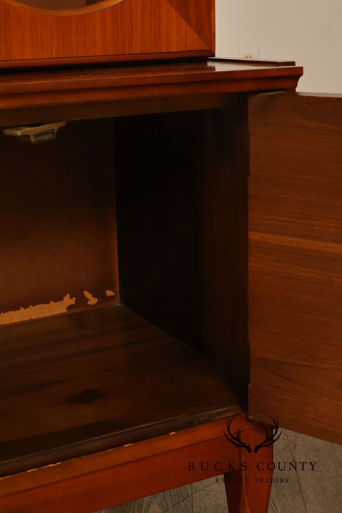 Pulaski Furniture Mid Century Modern Walnut Cathedral Door China Cabinet Sideboard