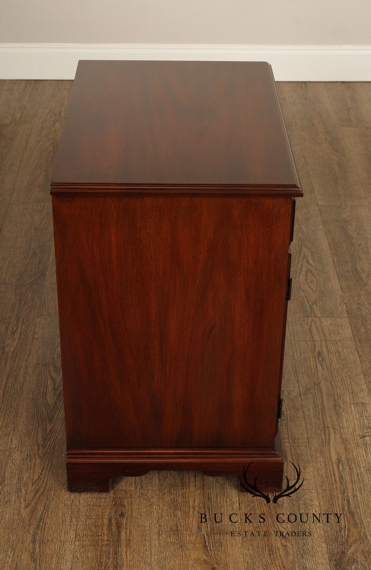 Henkel Harris Georgian Style Pair of Mahogany Nightstands